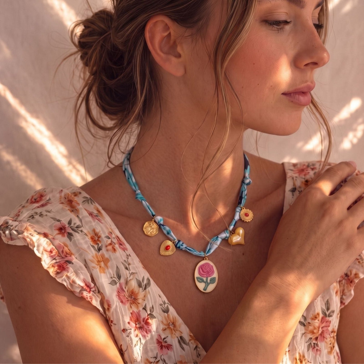 Collie rose pour femme, en acier inoxydable doré, foulard bleu avec cœur, soleil et breloques décoratives