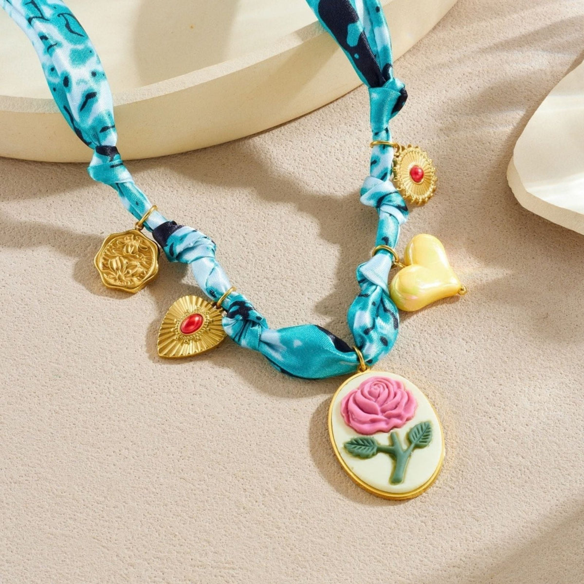 Collie rose pour femme, en acier inoxydable doré, foulard bleu avec cœur, soleil et breloques décoratives