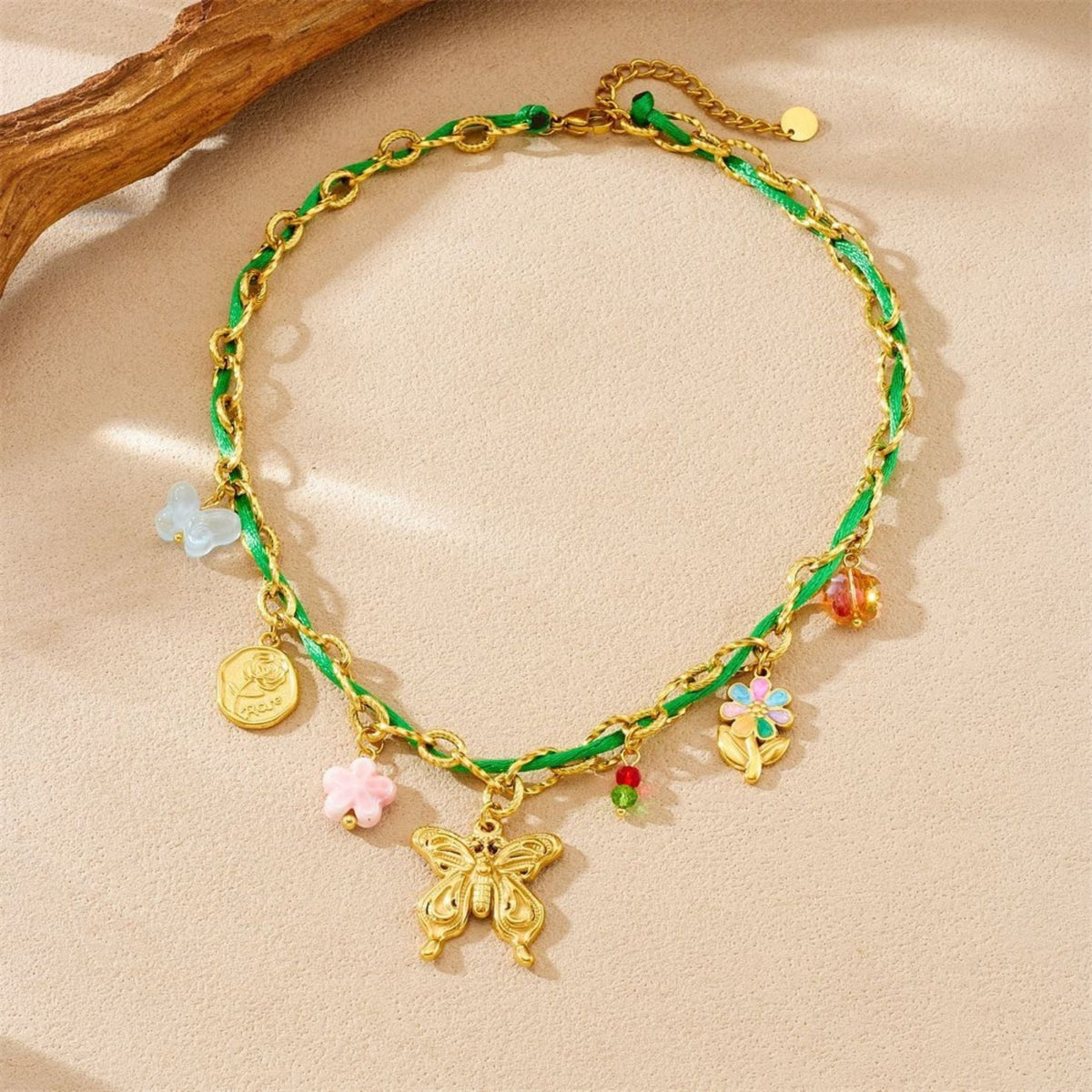 Collier à breloques pour femme, en acier inoxydable doré, cordon vert avec pendentif papillon et charms floraux