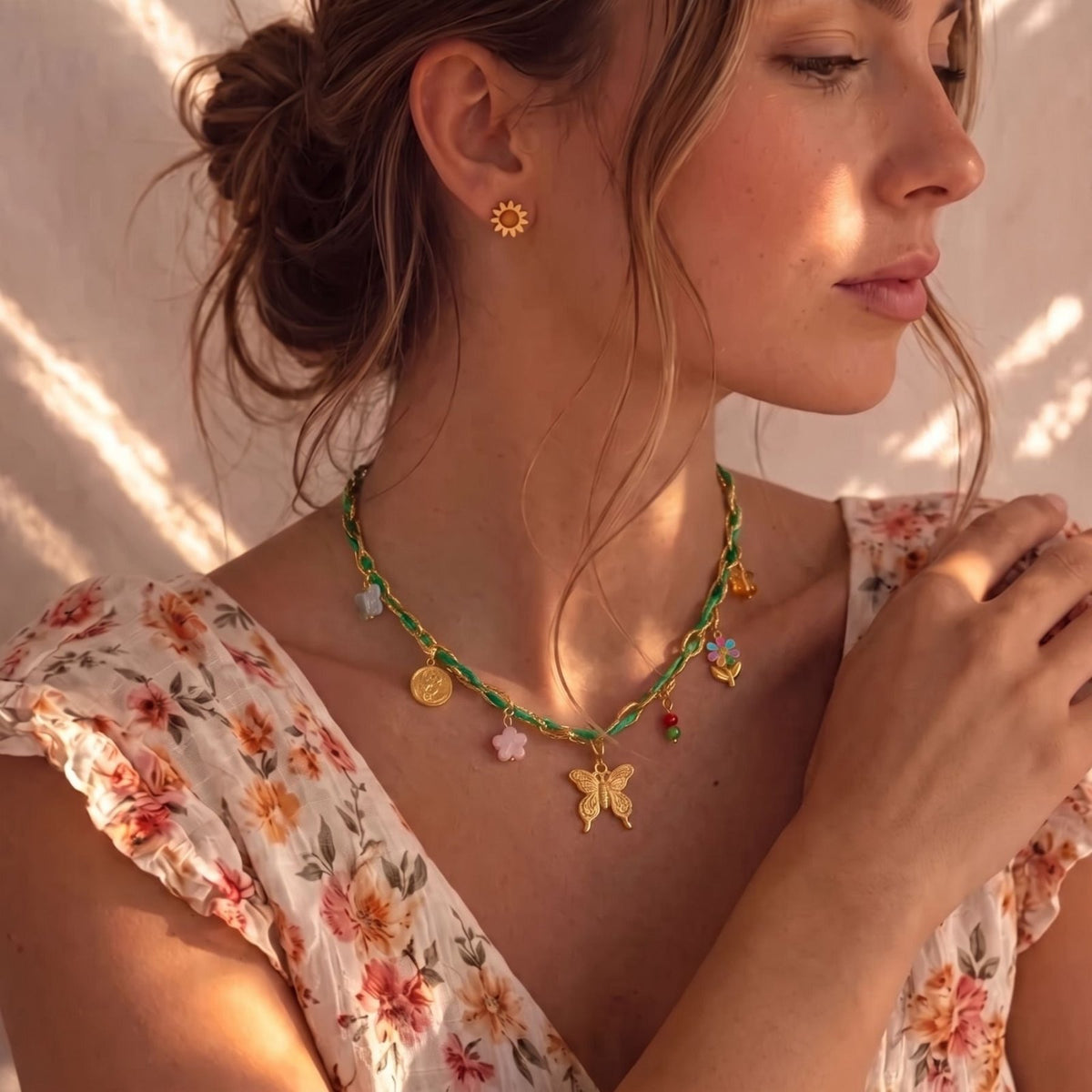Collier à breloques pour femme, en acier inoxydable doré, cordon vert avec pendentif papillon et charms floraux
