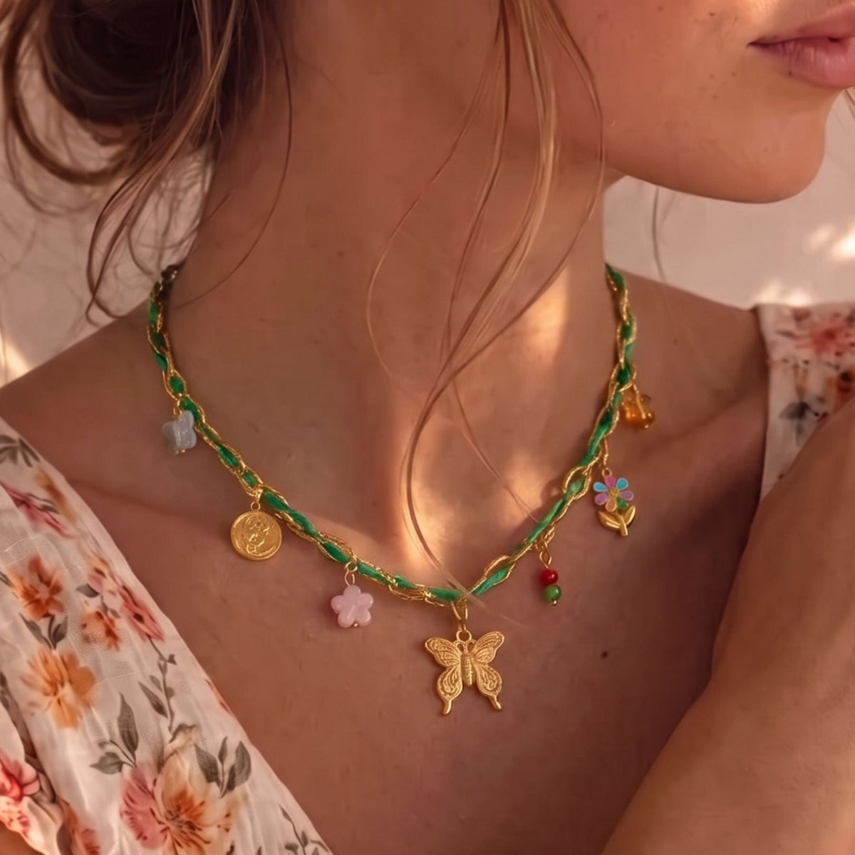 Collier à breloques pour femme, en acier inoxydable doré, cordon vert avec pendentif papillon et charms floraux