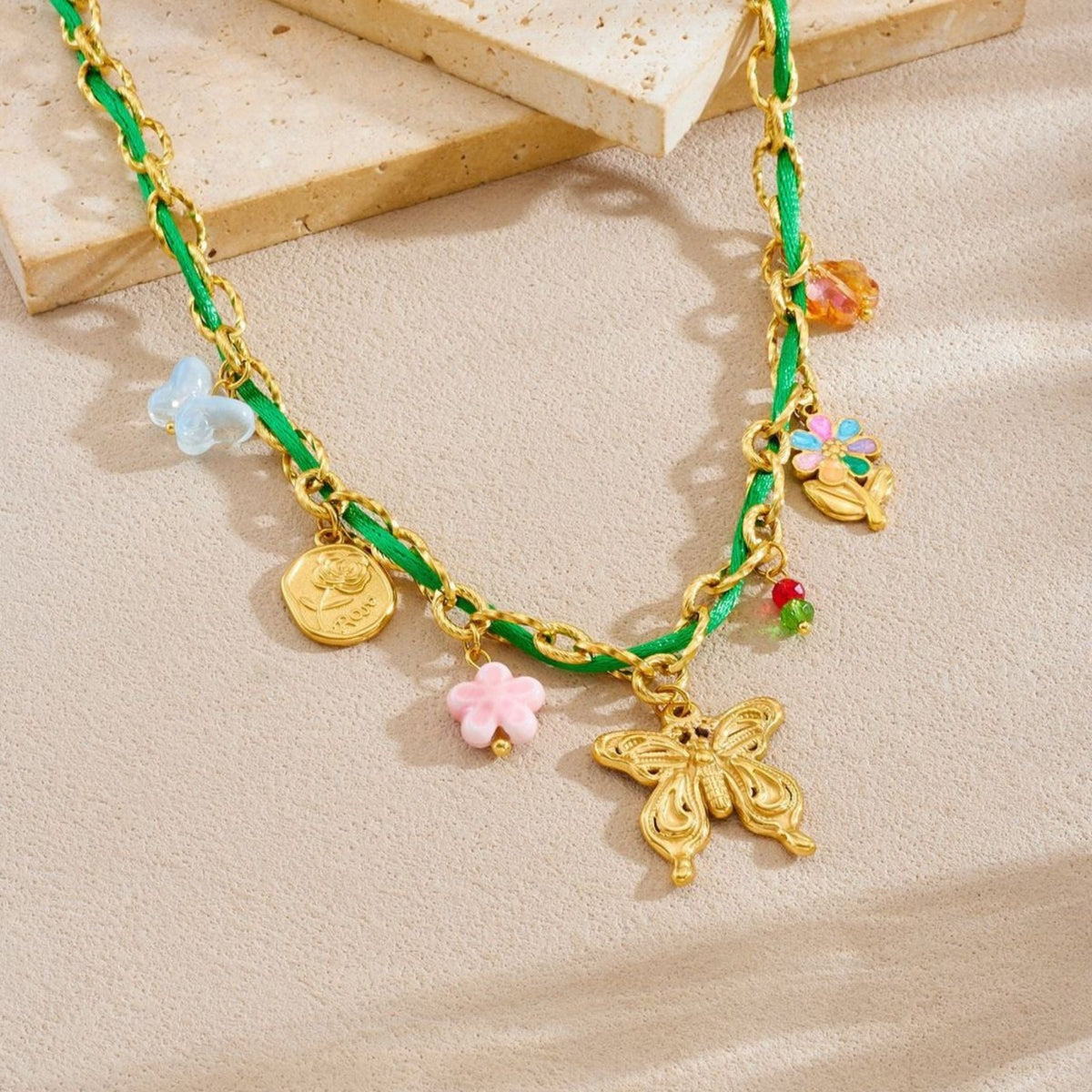 Collier à breloques pour femme, en acier inoxydable doré, cordon vert avec pendentif papillon et charms floraux