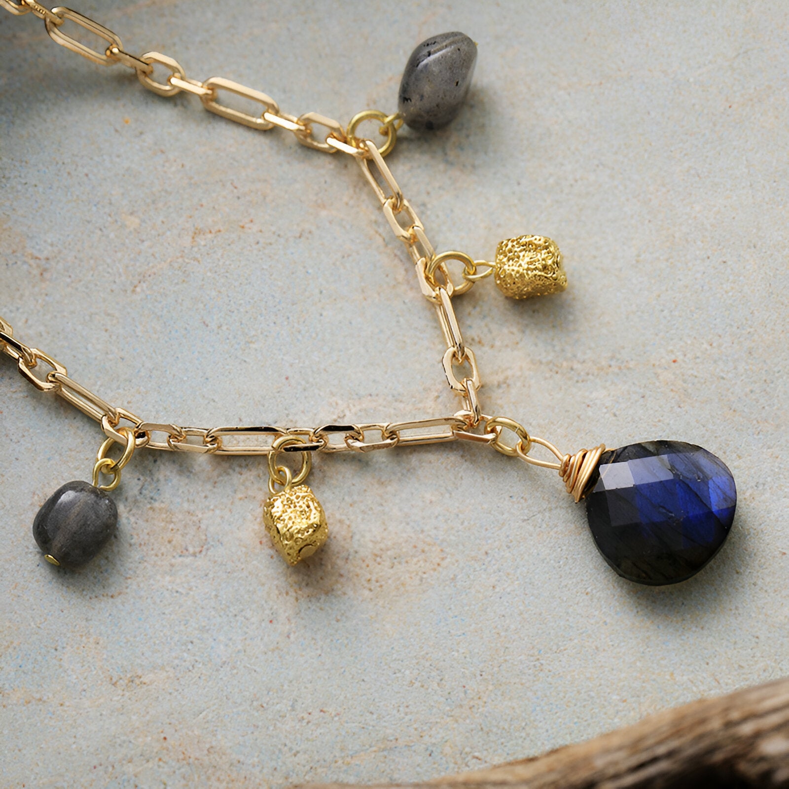 Collier à pampilles en labradorite ou améthyste, chaîne dorée large, style bohème raffiné pour femme, modèle Leyla