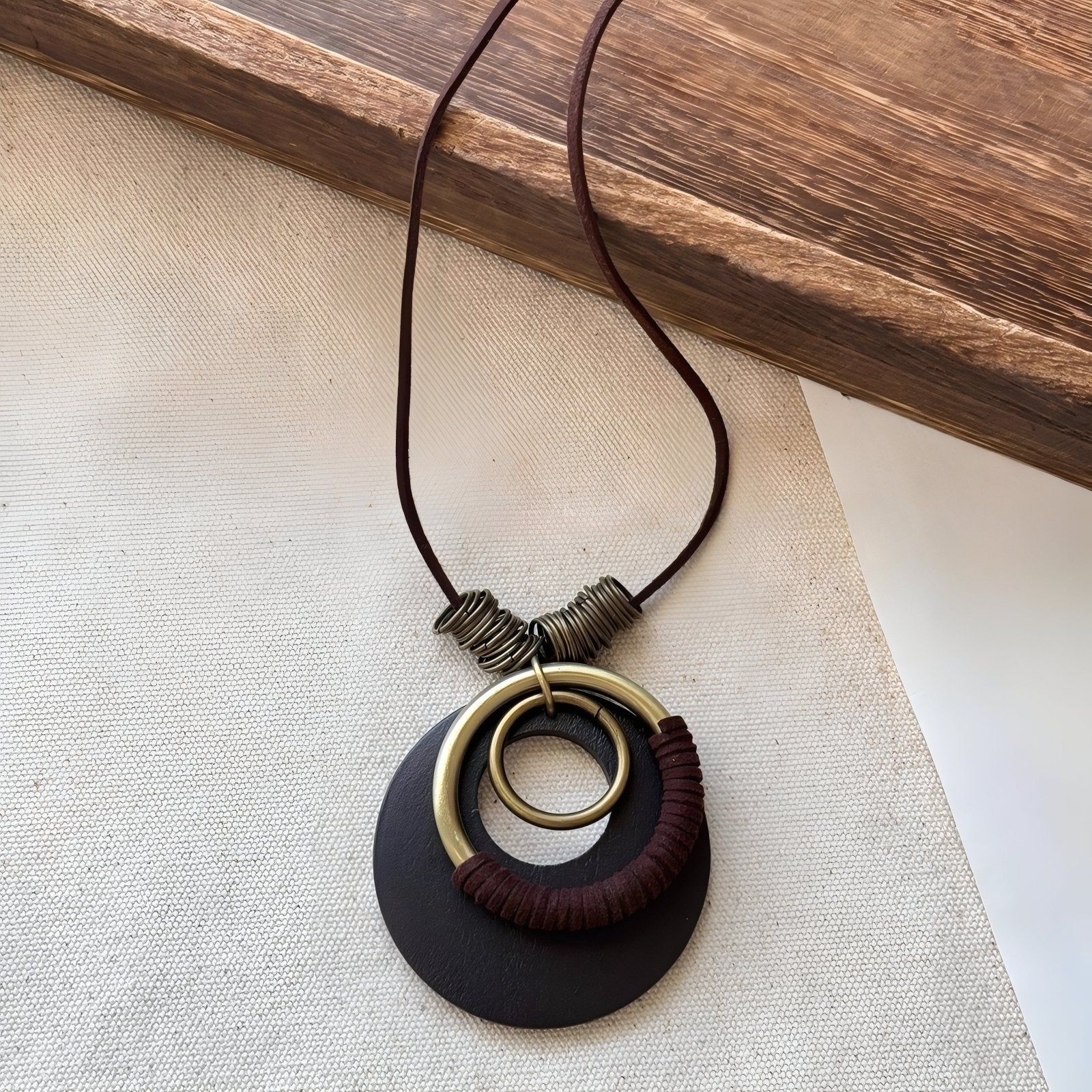 Collier africain en bois, avec pendentif rond, en alliage métallique, cordon ajustable, style bohème