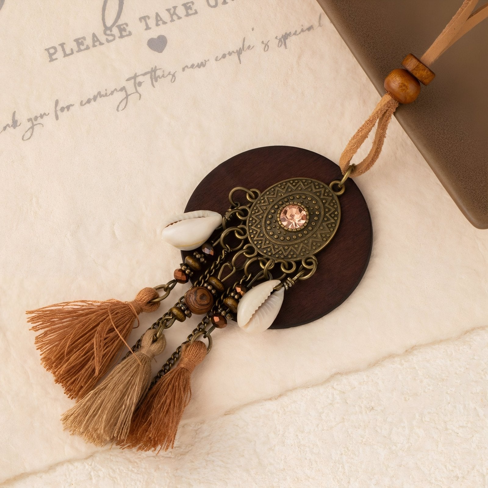 Collier africain en bois, avec pendentif rond ethnique et coquillages, en alliage métallique