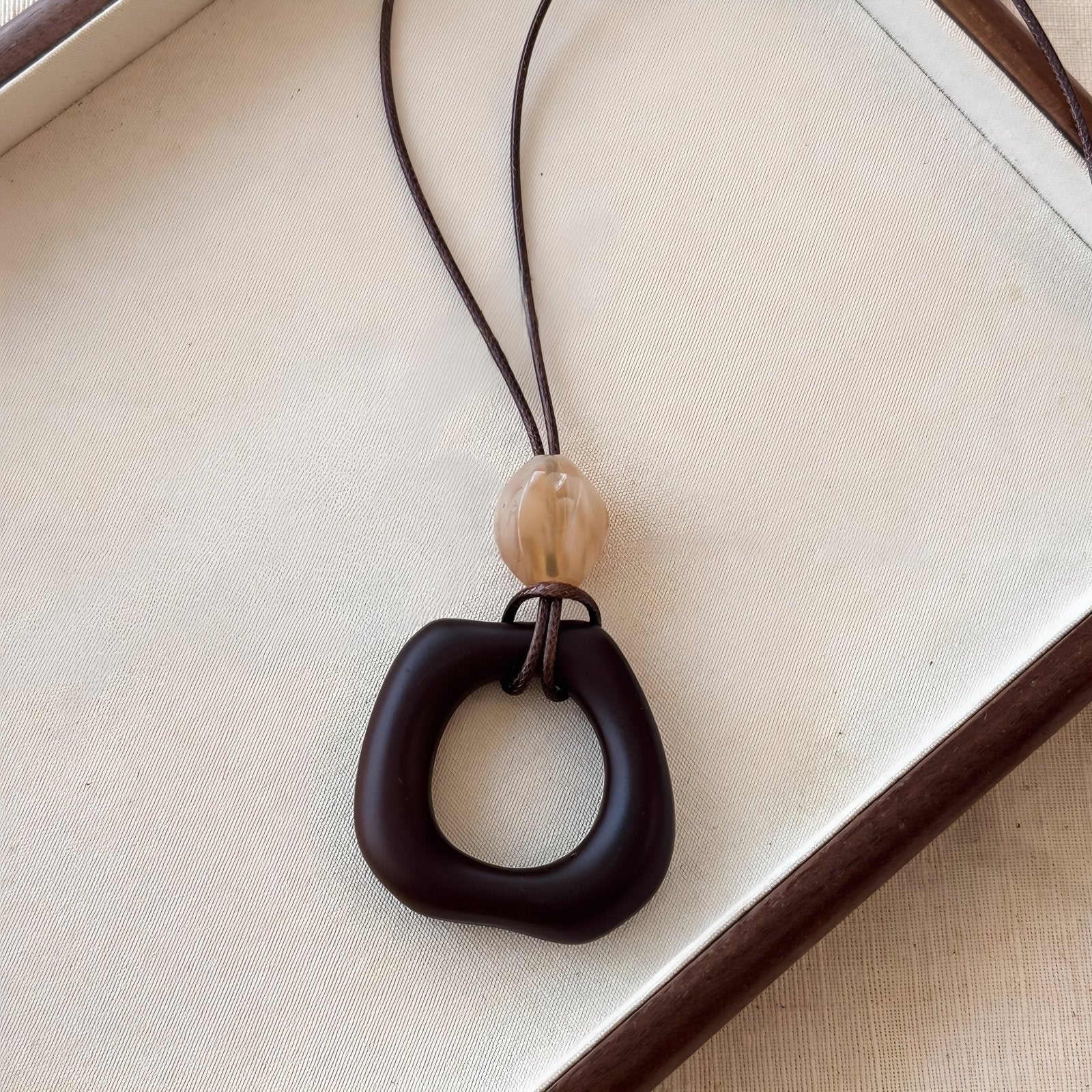 Collier africain en bois naturel, avec pendentif géométrique ajouré et résine, cordon ajustable