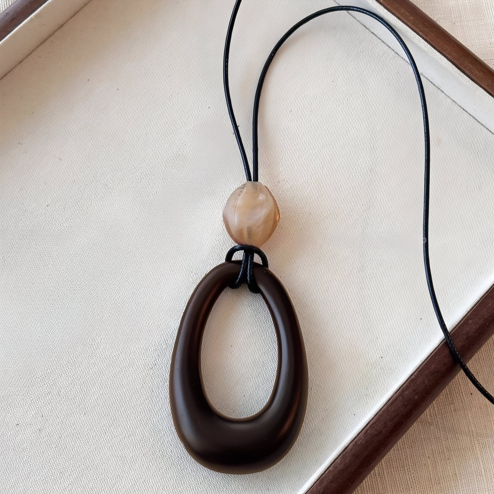 Collier africain en bois naturel, avec pendentif ovale et résine, cordon ajustable