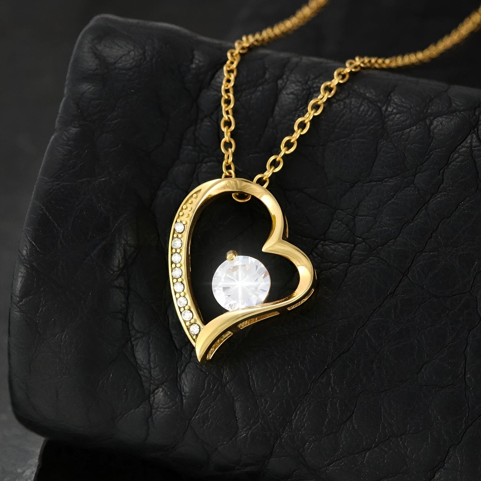 Collier argent cœur asymétrique serti de zircons, avec pierre lumineuse au centre, modèle Amara