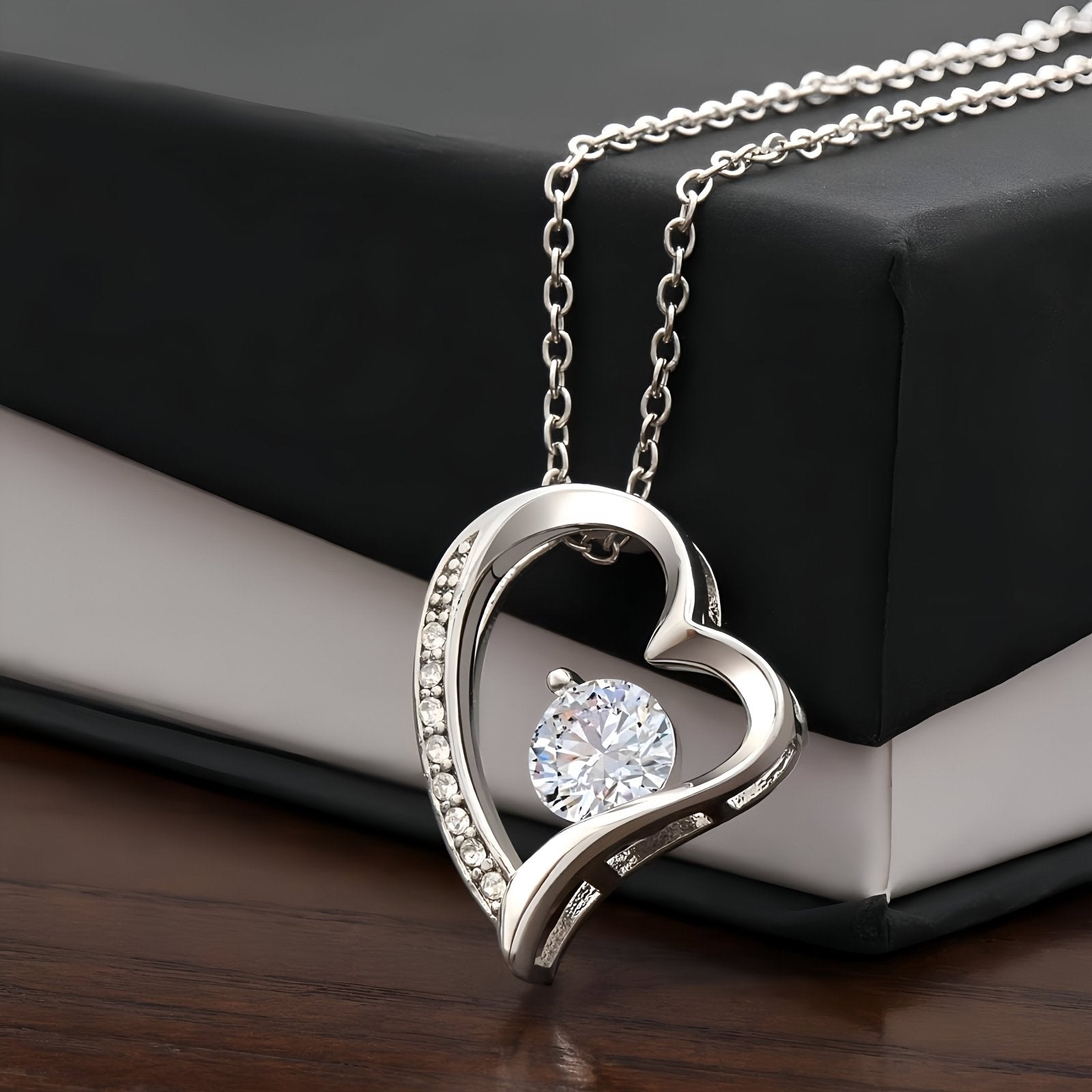 Collier argent cœur asymétrique serti de zircons, avec pierre lumineuse au centre, modèle Amara