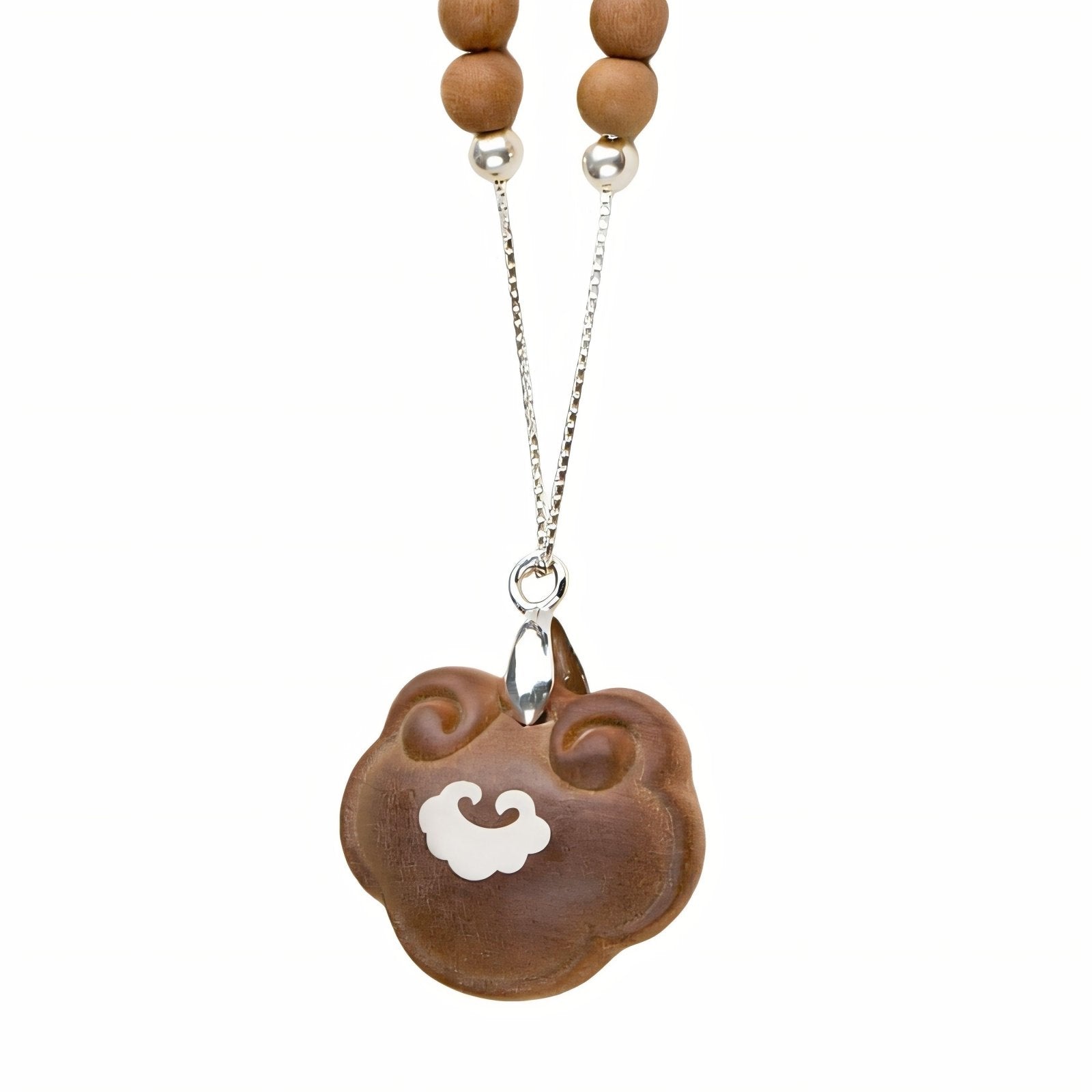 Collier artisanal en bois de santal et métal argenté, avec pendentif Ruyi insulté d'argent 925 et perles en bois