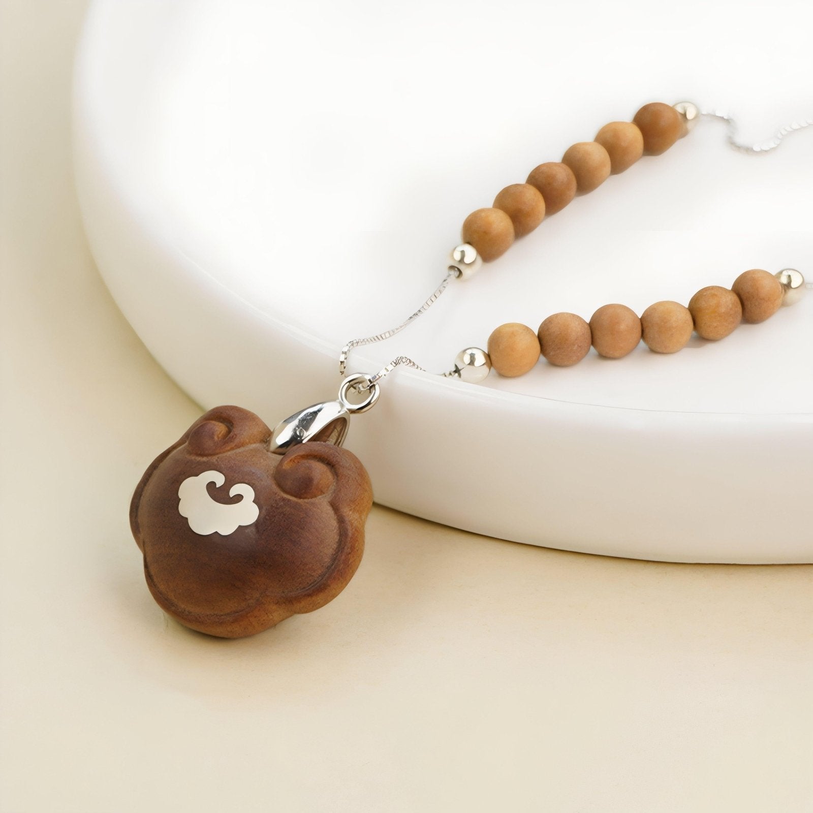 Collier artisanal en bois de santal et métal argenté, avec pendentif Ruyi insulté d'argent 925 et perles en bois
