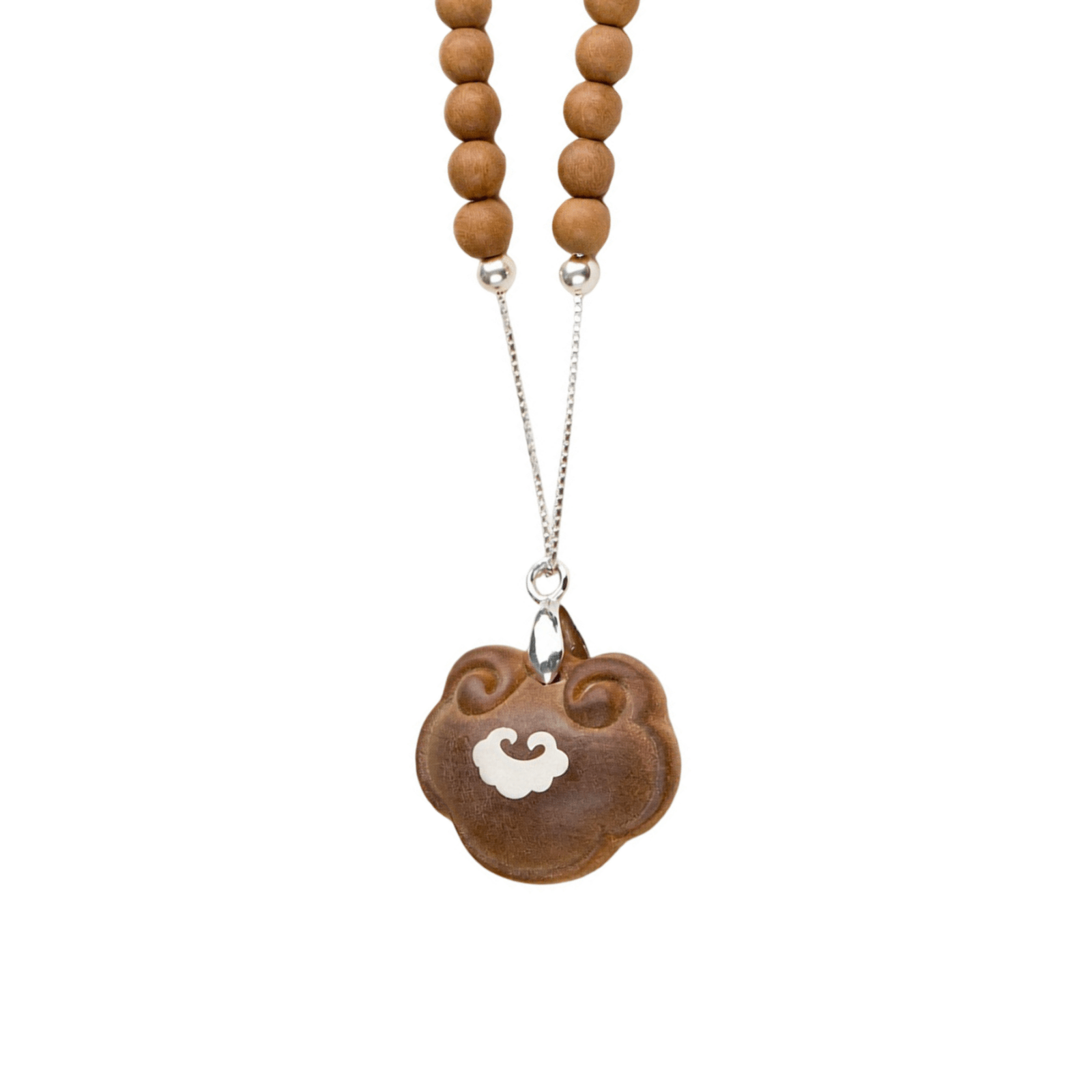 Collier artisanal en bois de santal et métal argenté, avec pendentif Ruyi insulté d'argent 925 et perles en bois