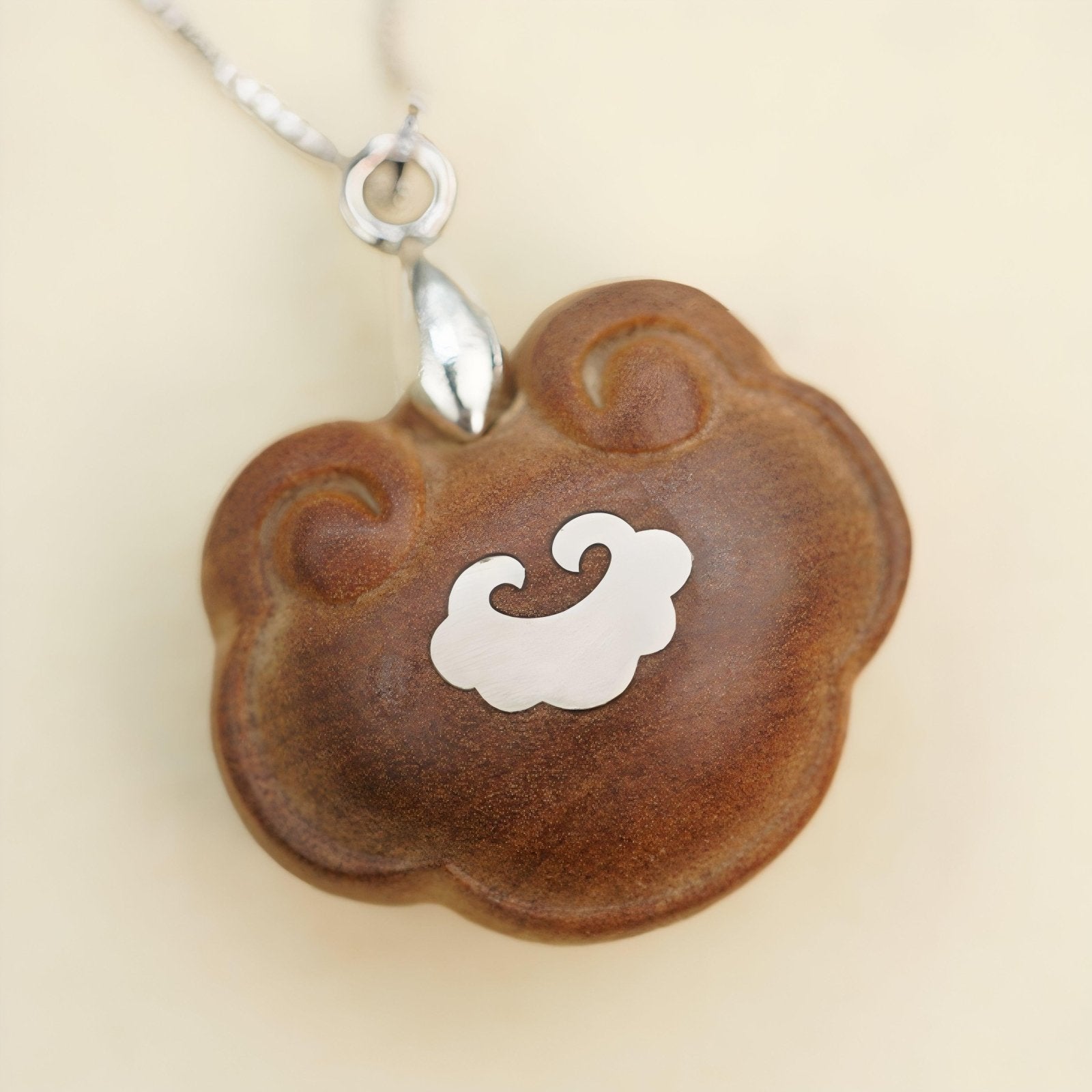 Collier artisanal en bois de santal et métal argenté, avec pendentif Ruyi insulté d'argent 925 et perles en bois