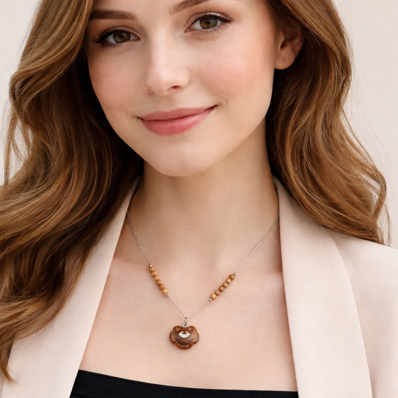 Collier artisanal en bois de santal et métal argenté, avec pendentif Ruyi insulté d'argent 925 et perles en bois