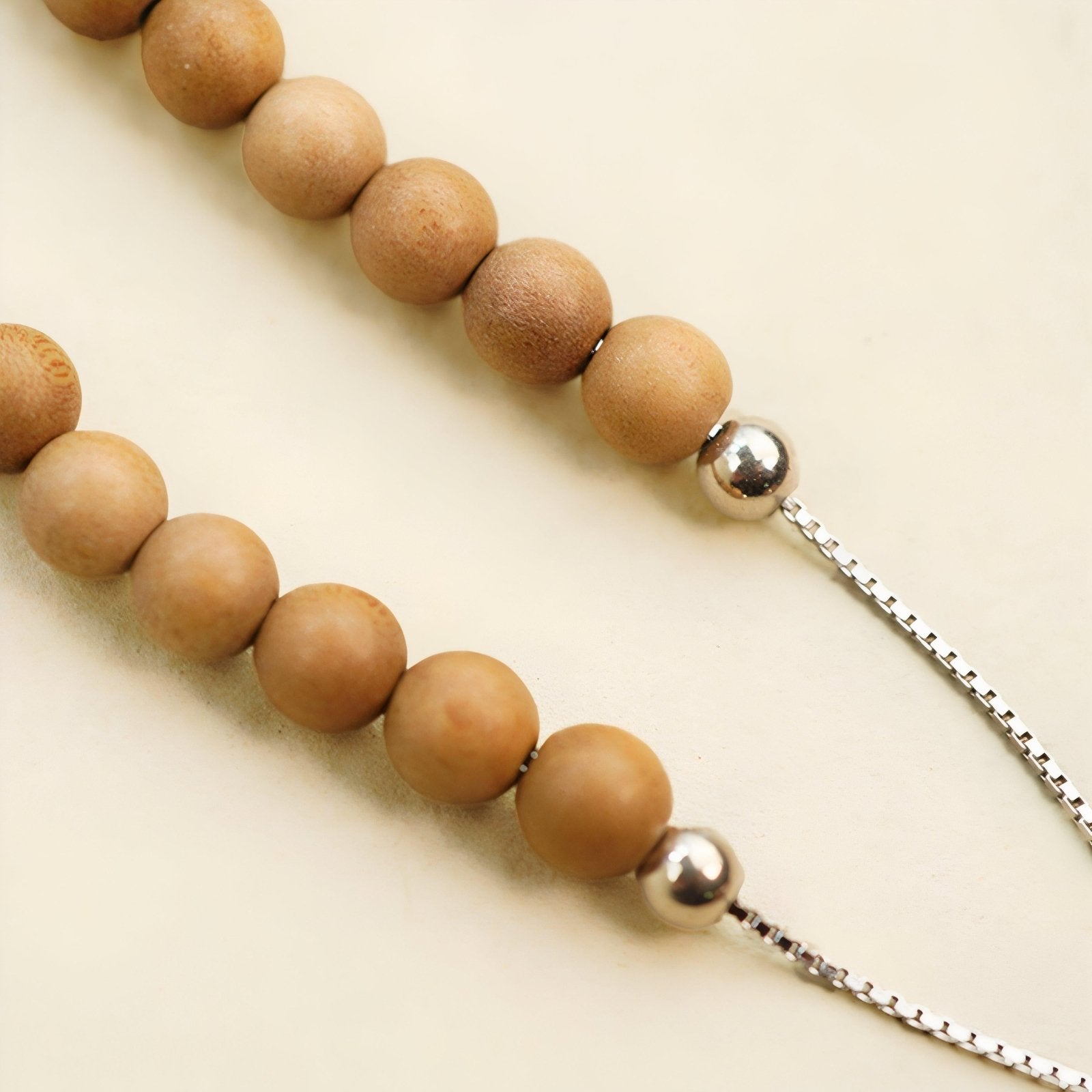 Collier artisanal en bois de santal et métal argenté, avec pendentif Ruyi insulté d'argent 925 et perles en bois