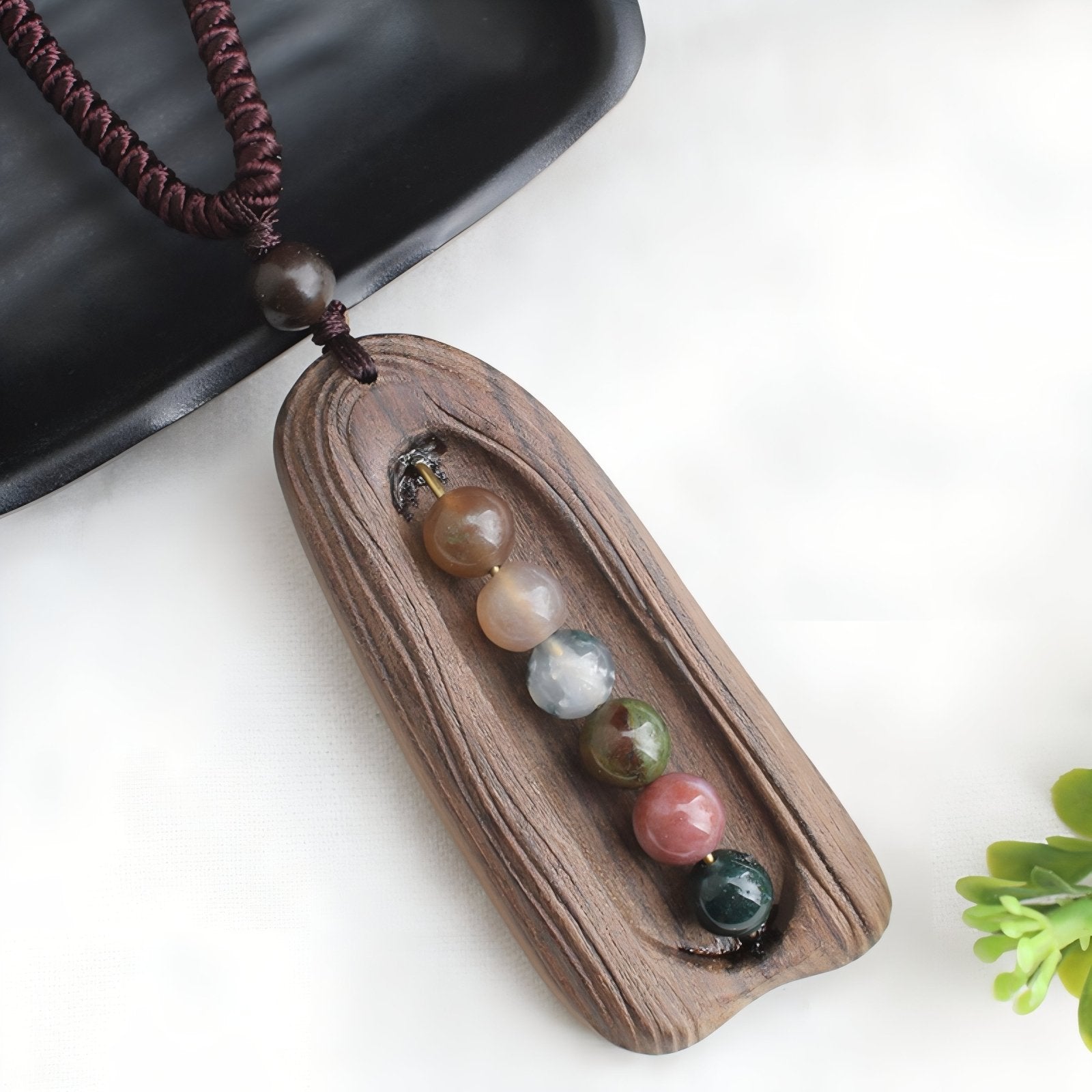 Collier artisanal en bois naturel, avec pendentif incrusté de perles multicolores, fait main