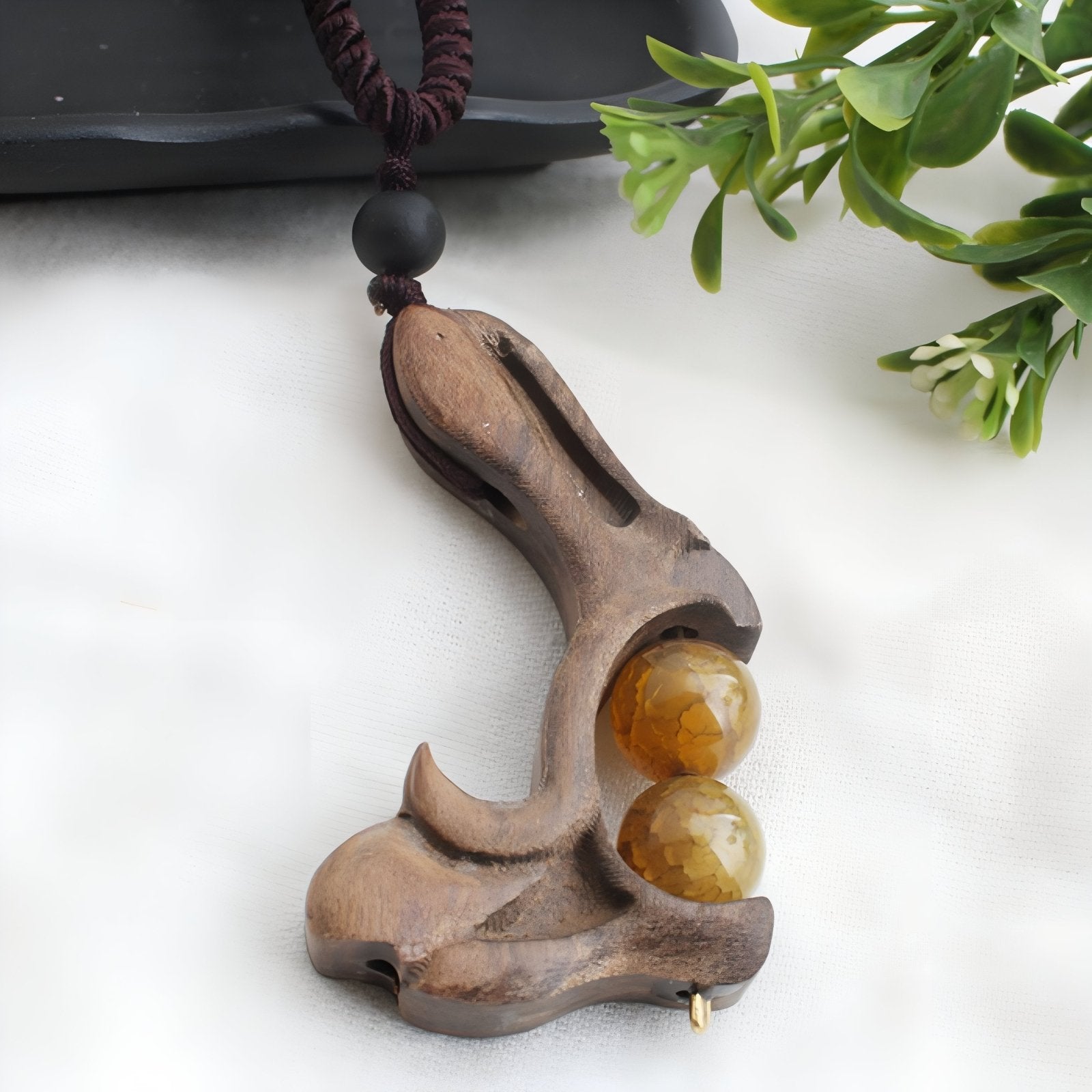 Collier artisanal en bois naturel sculpté, avec pendentif artisanal et agate naturelle, style bohème