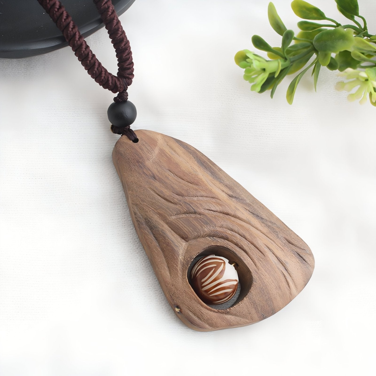 Collier artisanal en bois naturel sculpté, avec pendentif fait main et perle incrustée, style bohème