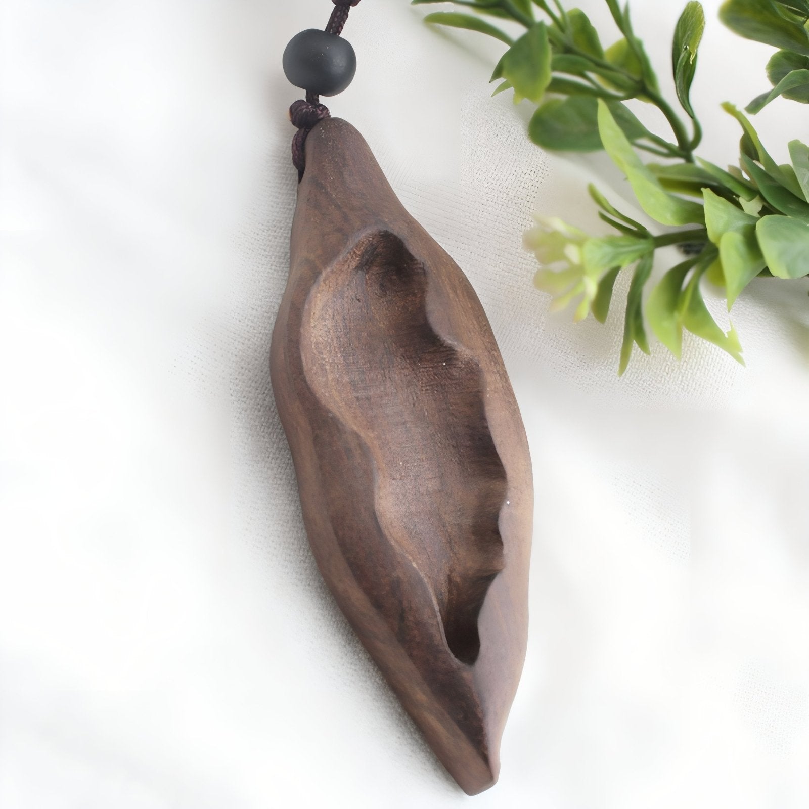 Collier artisanal en bois naturel sculpté, avec pendentif fait main, style bohème
