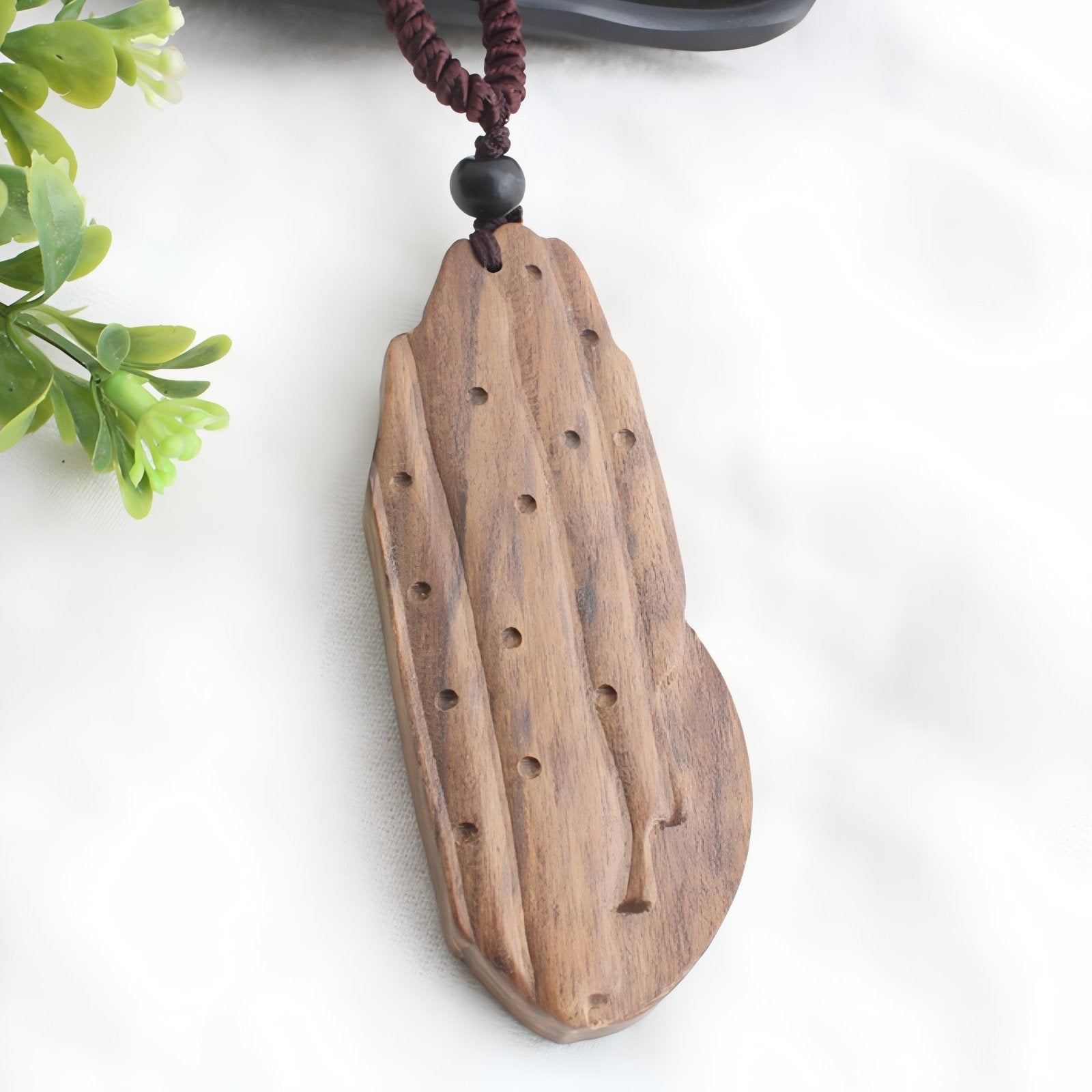 Collier artisanal en bois naturel sculpté, avec pendentif fait main, style bohème