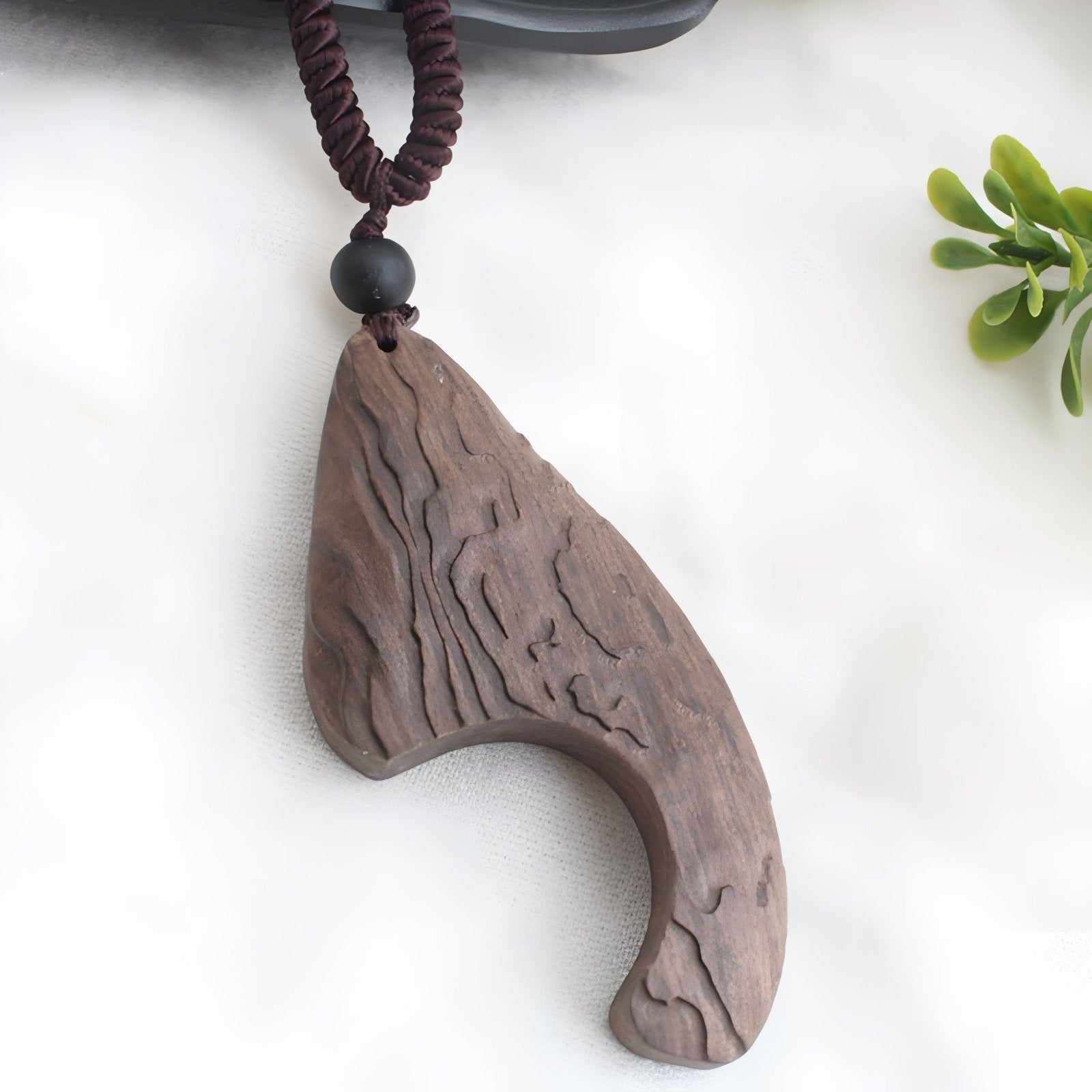Collier artisanal en bois naturel sculpté, avec pendentif fait main, style ethnique vintage