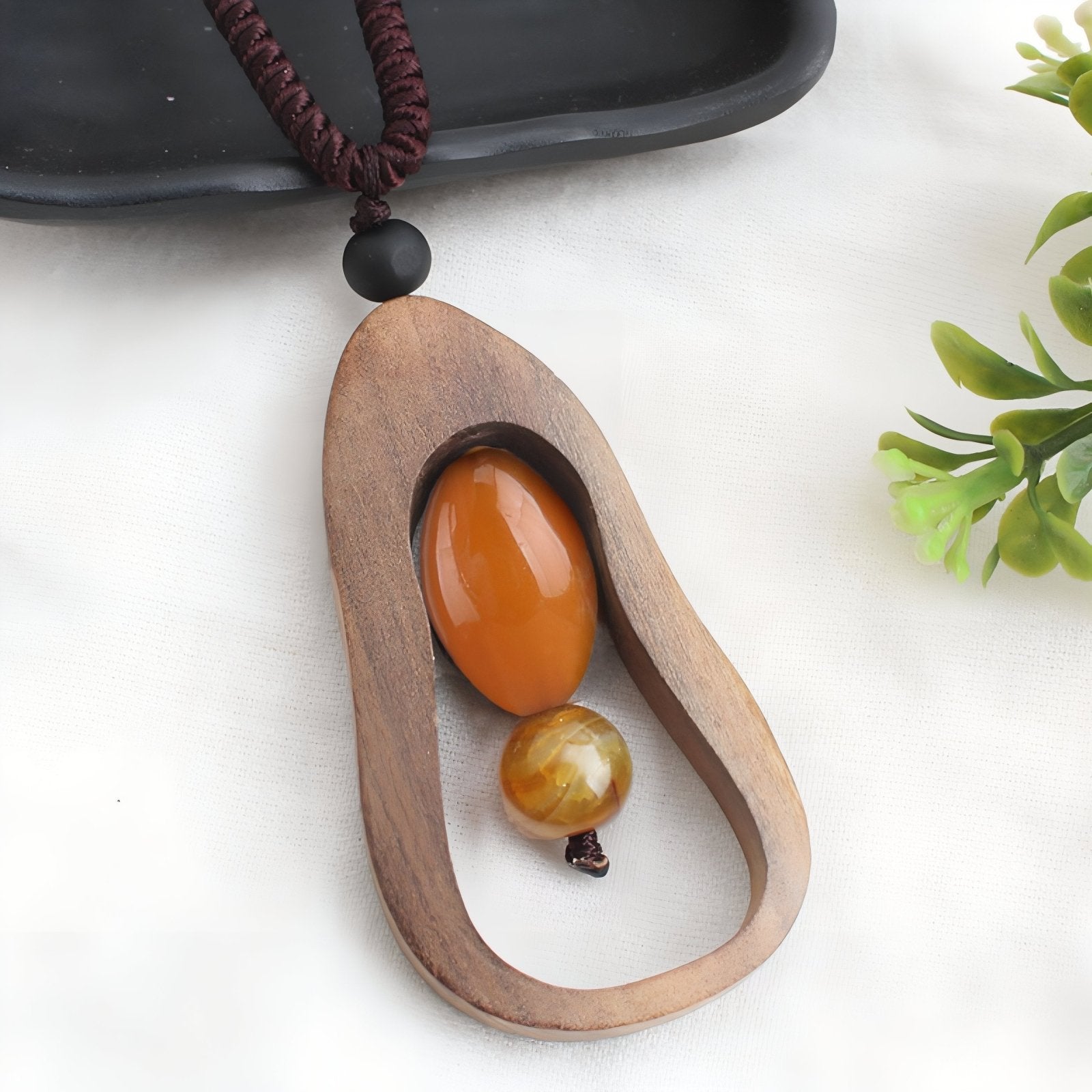 Collier artisanal en bois naturel sculpté, avec pendentif incrusté de pierre agate, style bohème