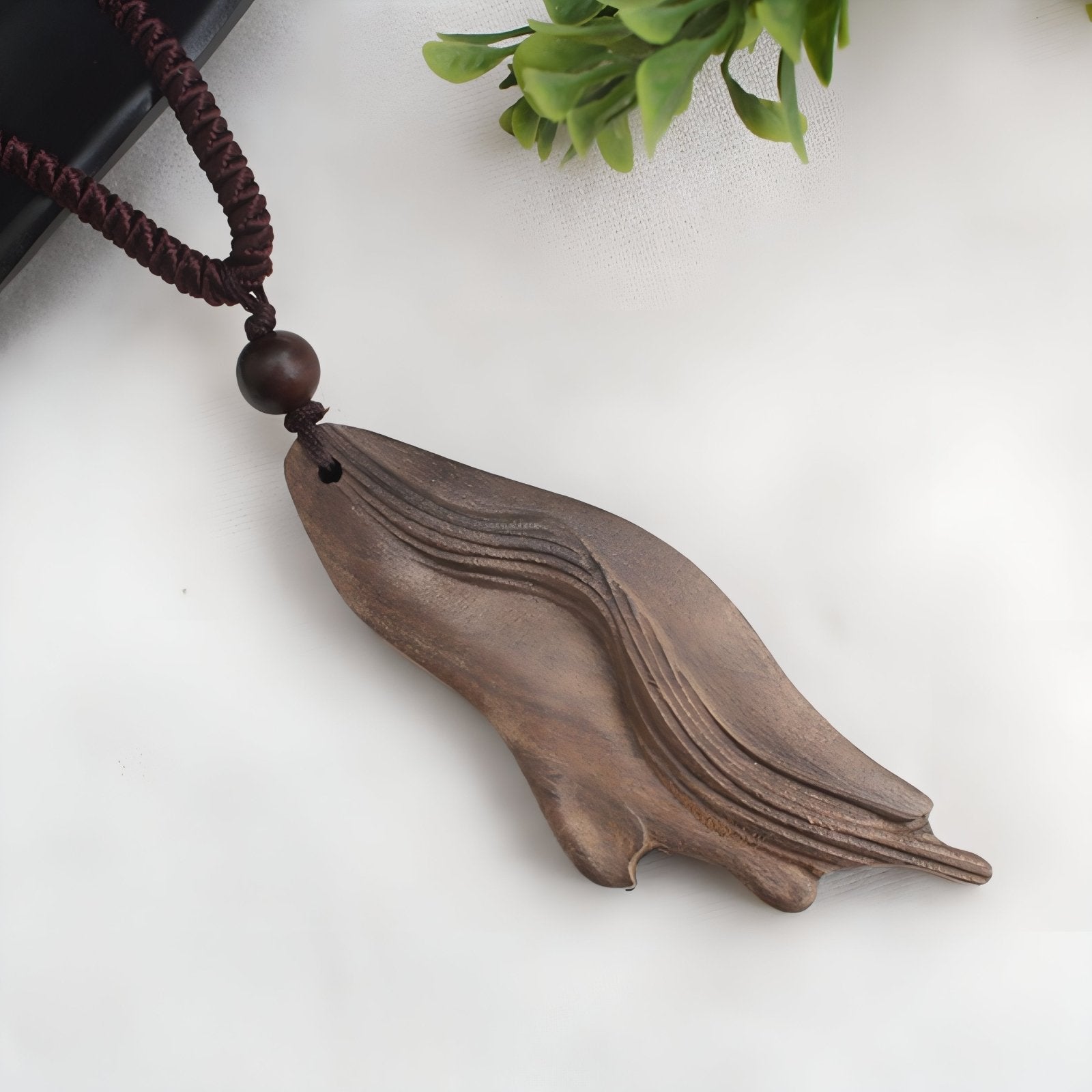 Collier artisanal en bois naturel sculpté, avec pendentif vague stylisée, fait main, style ethnique