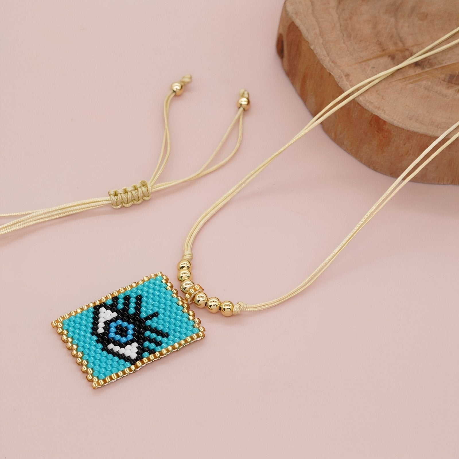 Collier artisanal multicolore en perles Miyuki, motif œil protecteur ou cœur sacré, cordon doré
