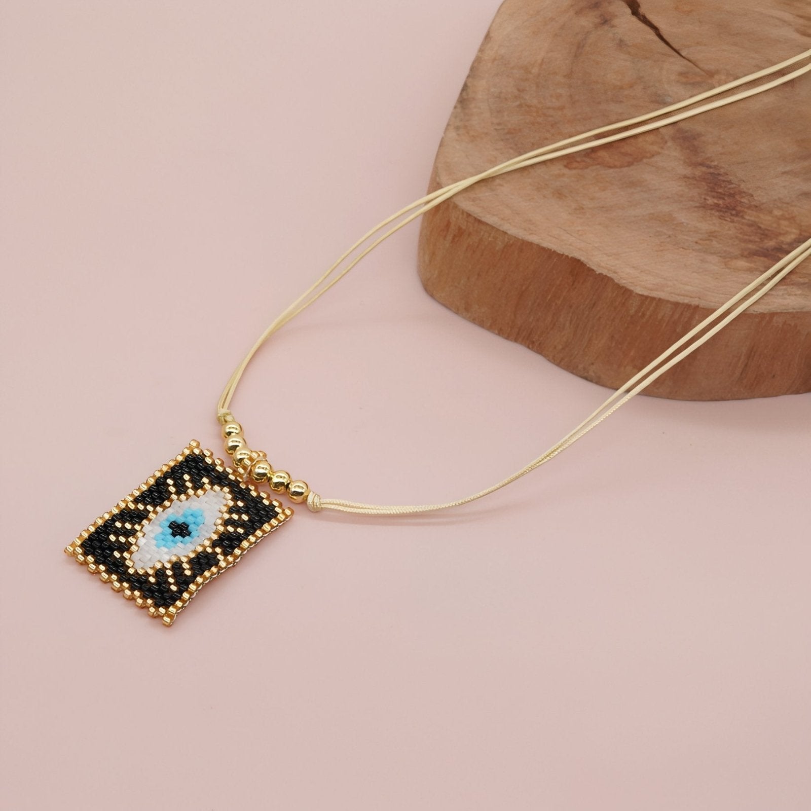 Collier artisanal multicolore en perles Miyuki, motif œil protecteur ou cœur sacré, cordon doré