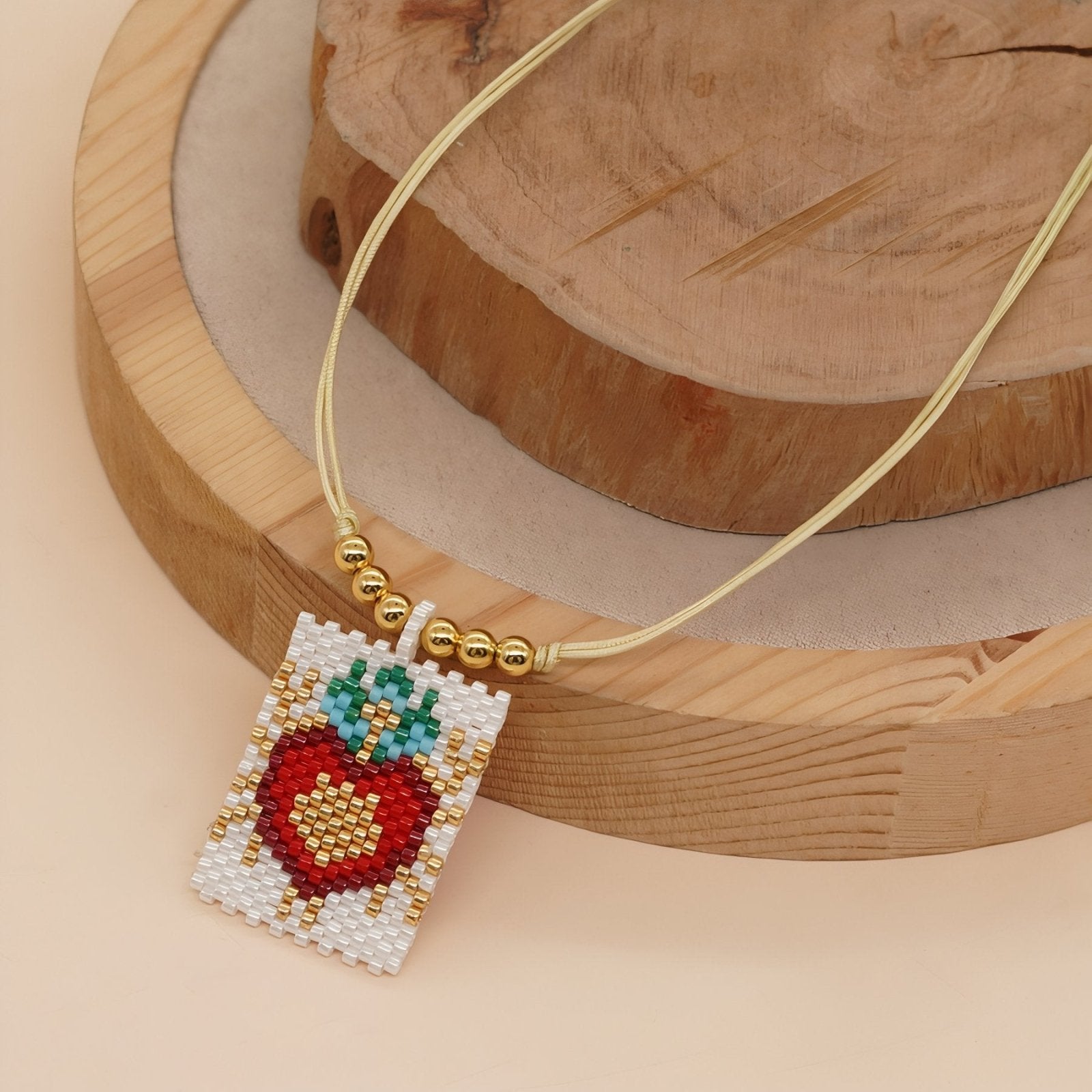 Collier artisanal multicolore en perles Miyuki, motif œil protecteur ou cœur sacré, cordon doré