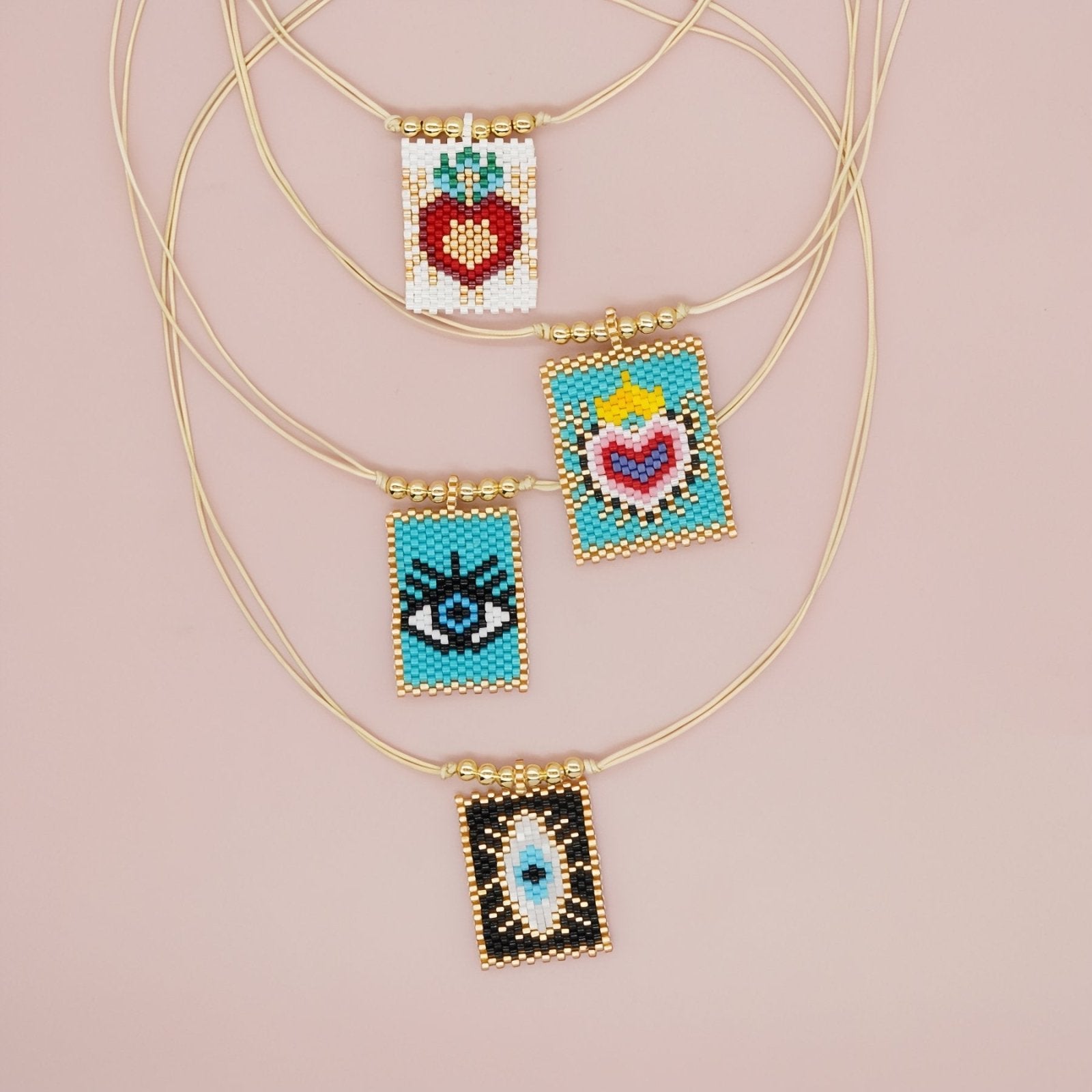 Collier artisanal multicolore en perles Miyuki, motif œil protecteur ou cœur sacré, cordon doré