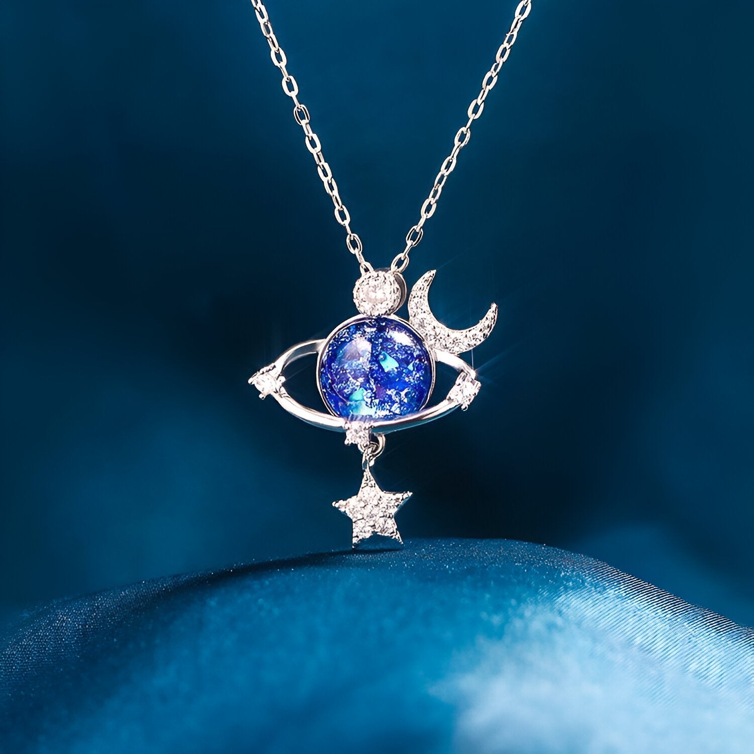 Collier astral maille forçat, pierre bleue galactique et motifs lunaires, en argent 925, modèle Vega