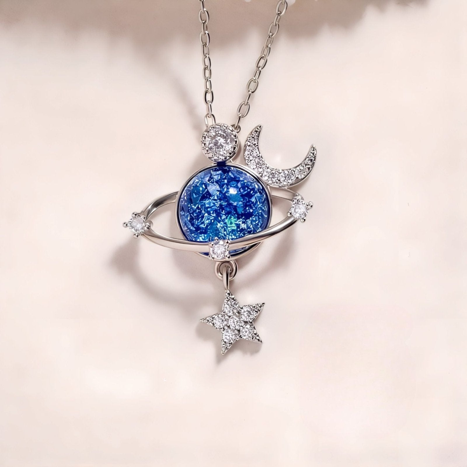 Collier astral maille forçat, pierre bleue galactique et motifs lunaires, en argent 925, modèle Vega