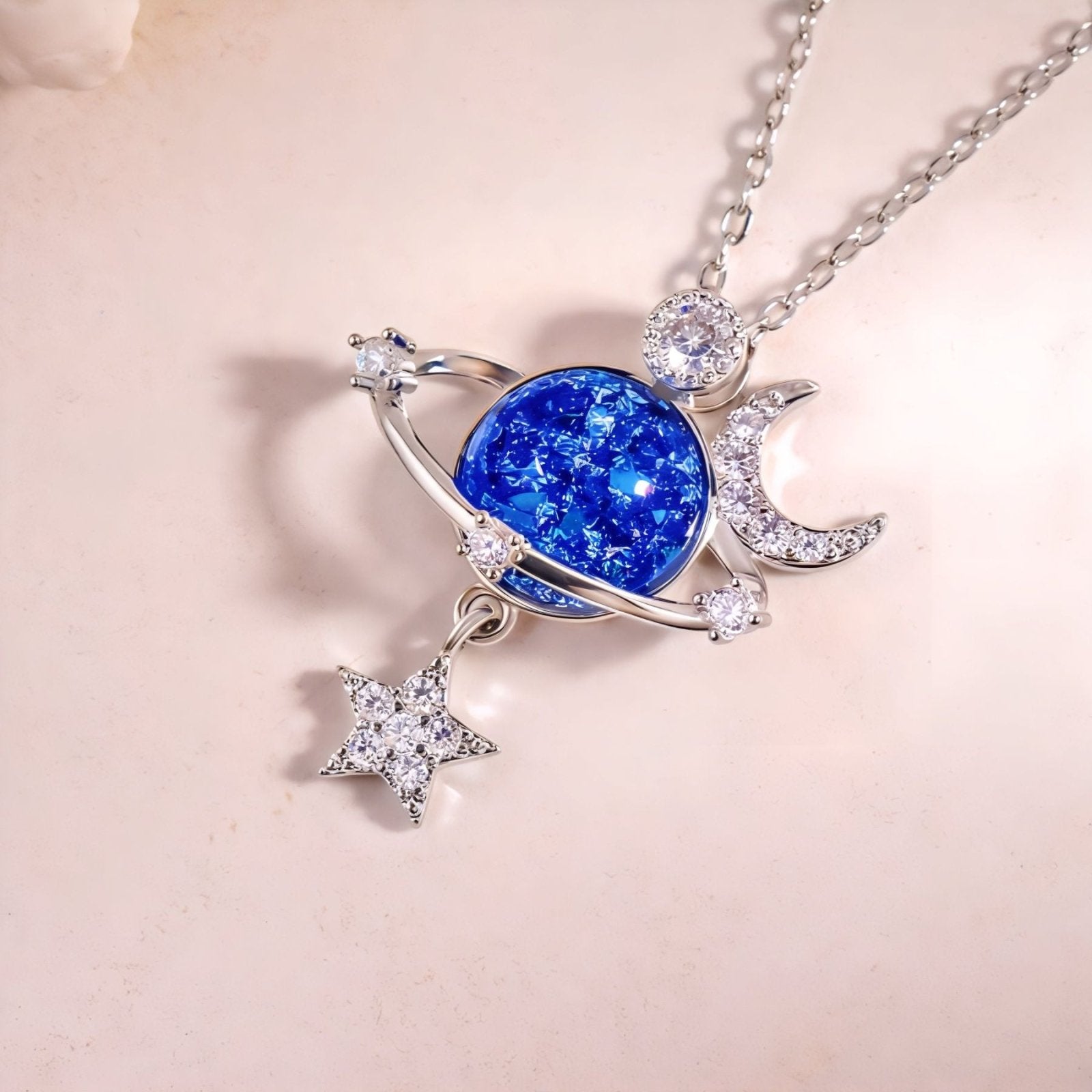 Collier astral maille forçat, pierre bleue galactique et motifs lunaires, en argent 925, modèle Vega