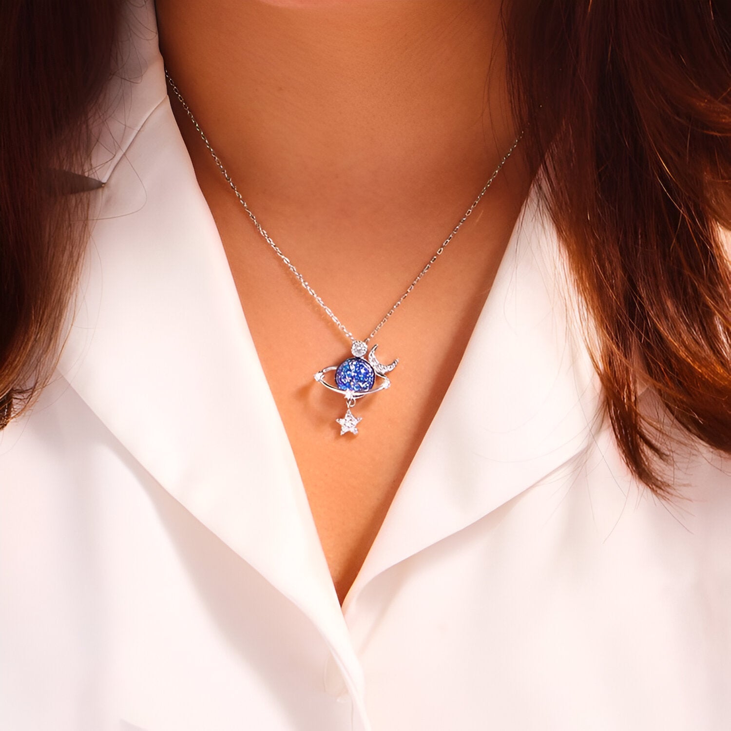 Collier astral maille forçat, pierre bleue galactique et motifs lunaires, en argent 925, modèle Vega