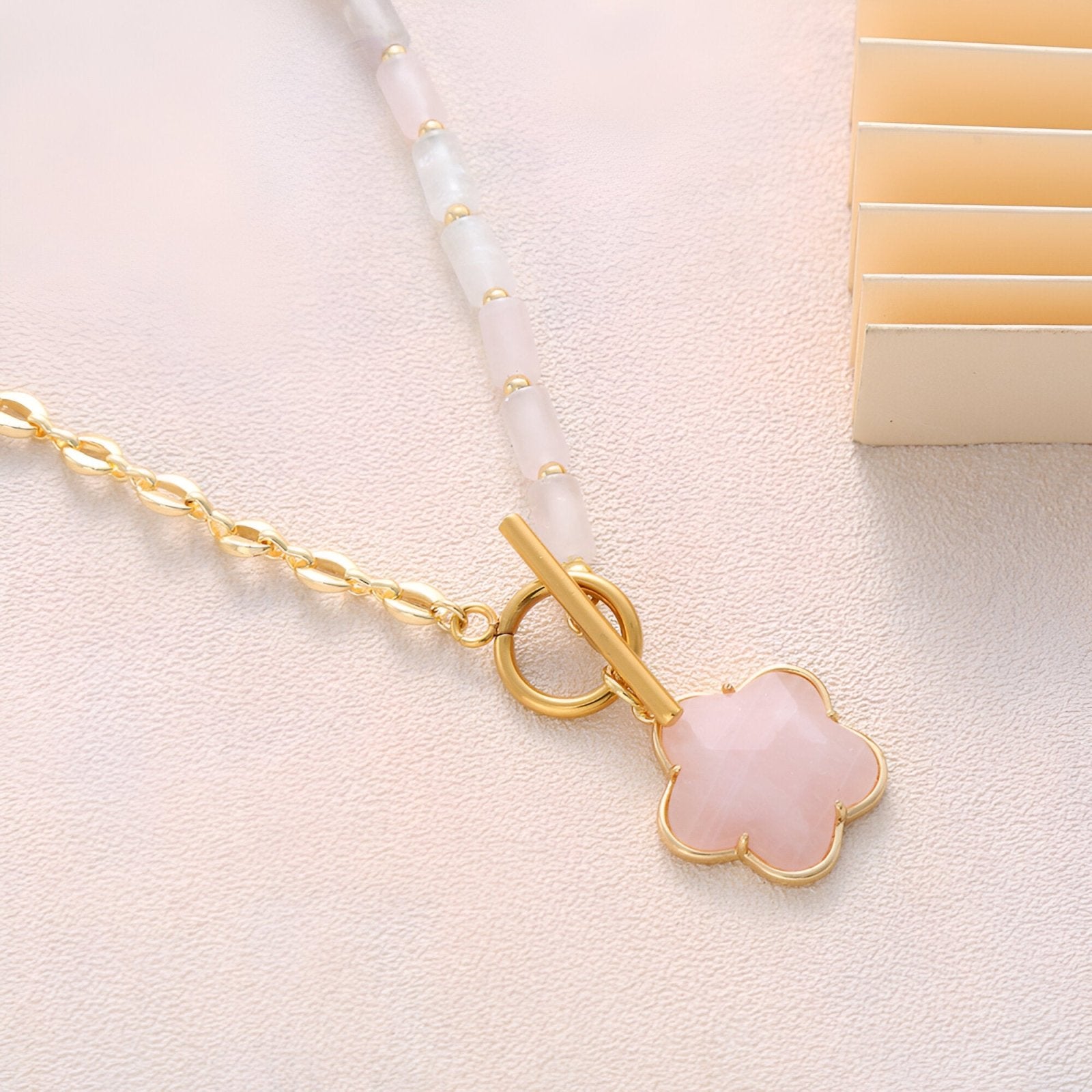 Collier asymétrique femme, maille grain de café dorée, pendentif fleur en pierre naturelle, modèle Sakura