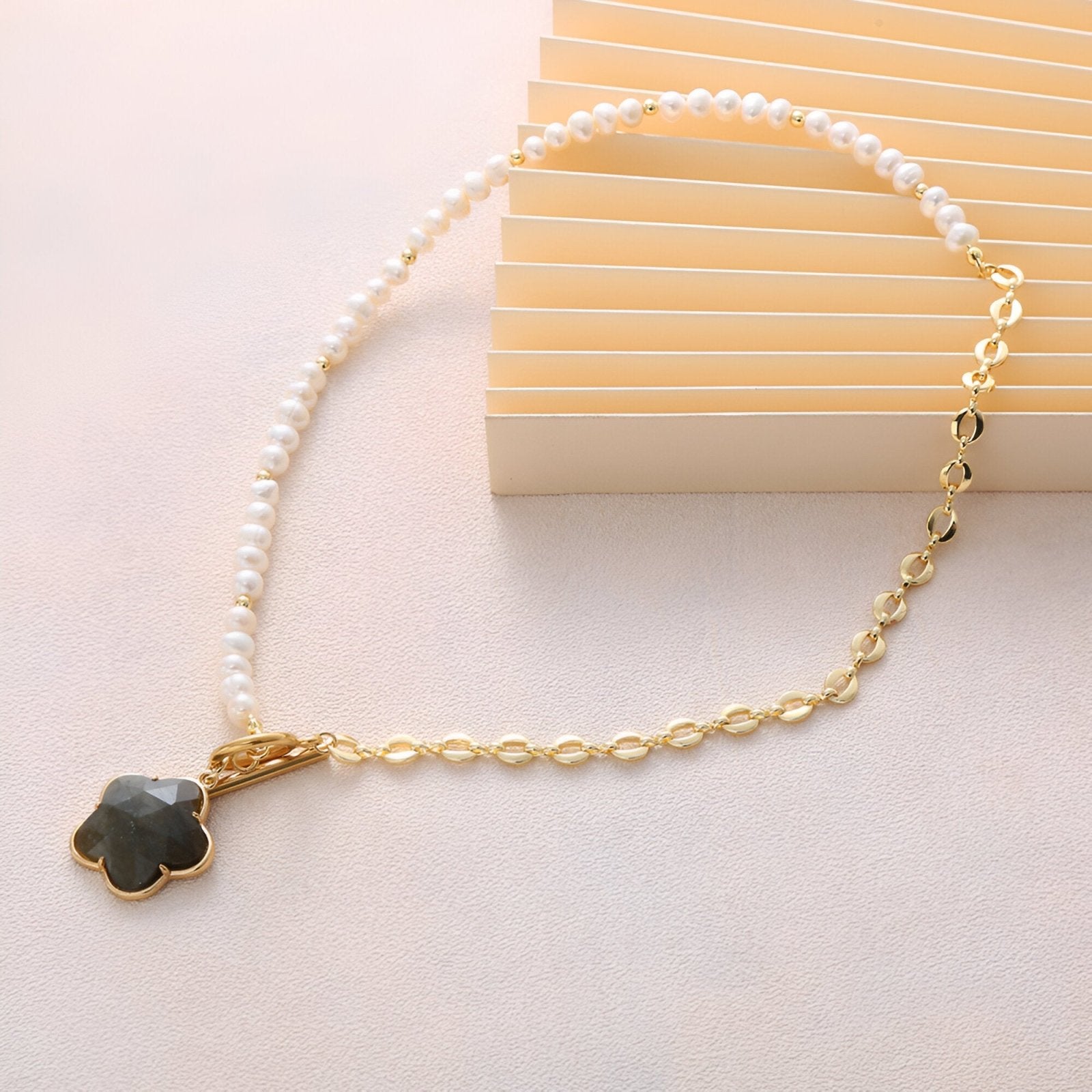 Collier asymétrique femme, maille grain de café dorée, pendentif fleur en pierre naturelle, modèle Sakura