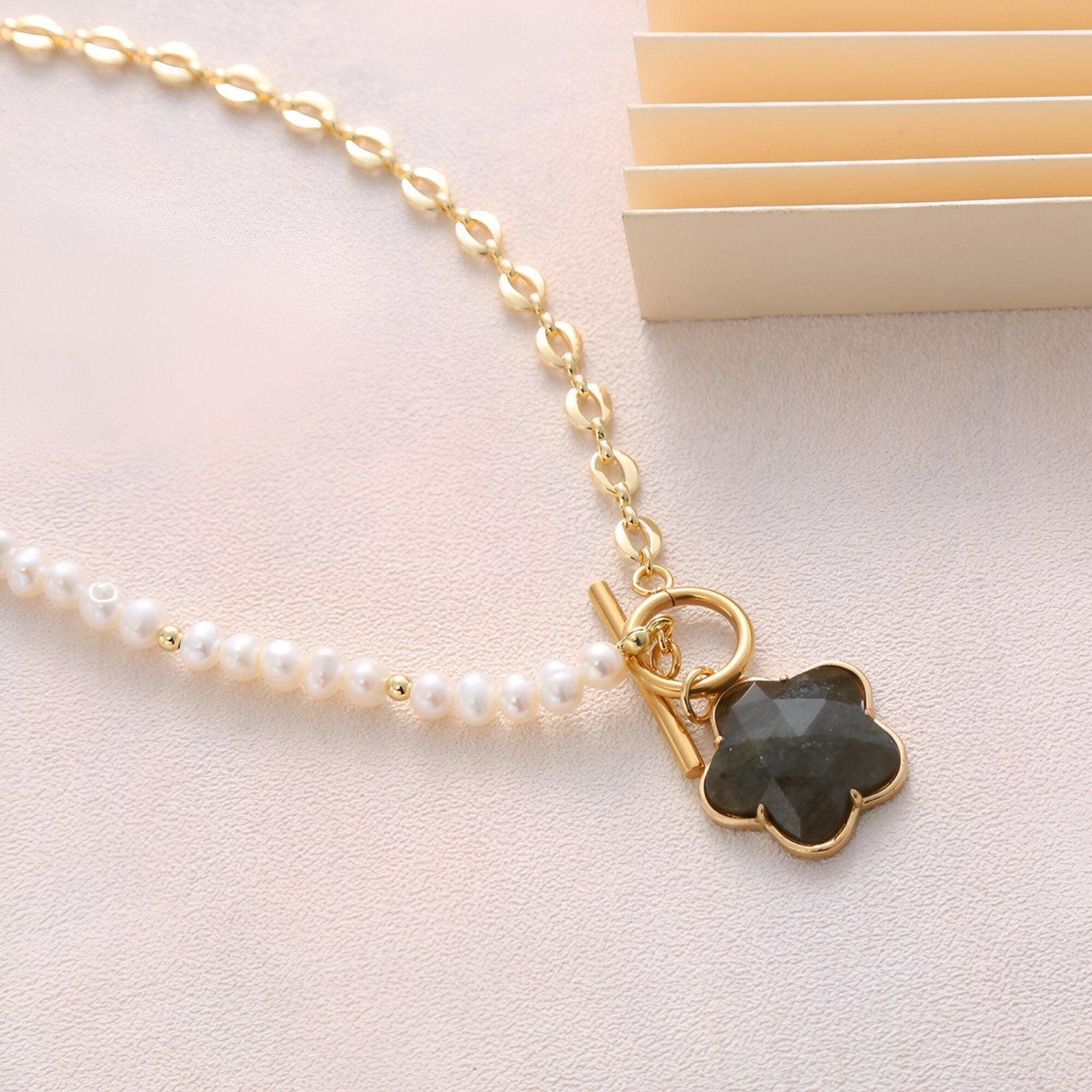 Collier asymétrique femme, maille grain de café dorée, pendentif fleur en pierre naturelle, modèle Sakura