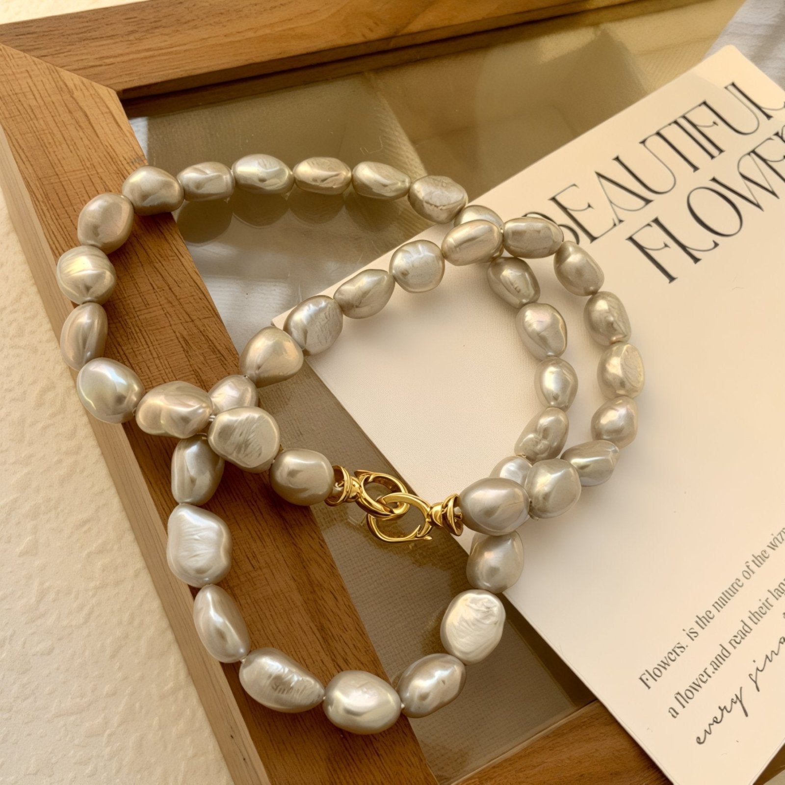 Collier baroque femme, perles de nacre grises 7 mm, fermoir doré ou argenté, modèle Cataleya