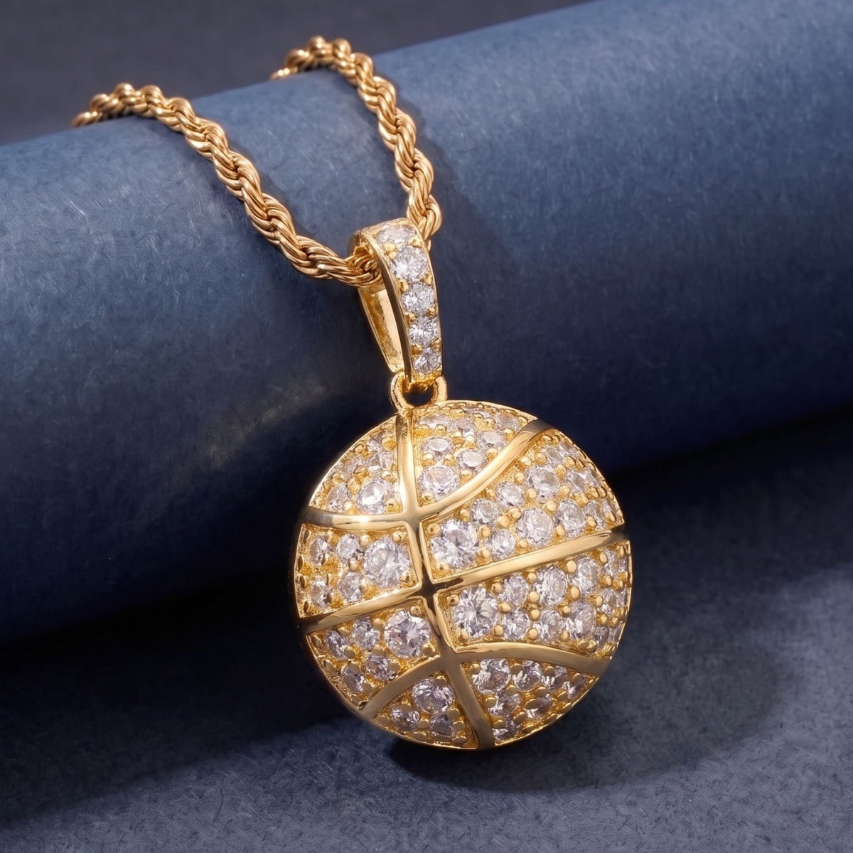 Collier basketball hip-hop pour homme, en cuivre serti de zircons, pendentif ballon scintillant et chaîne torsadée