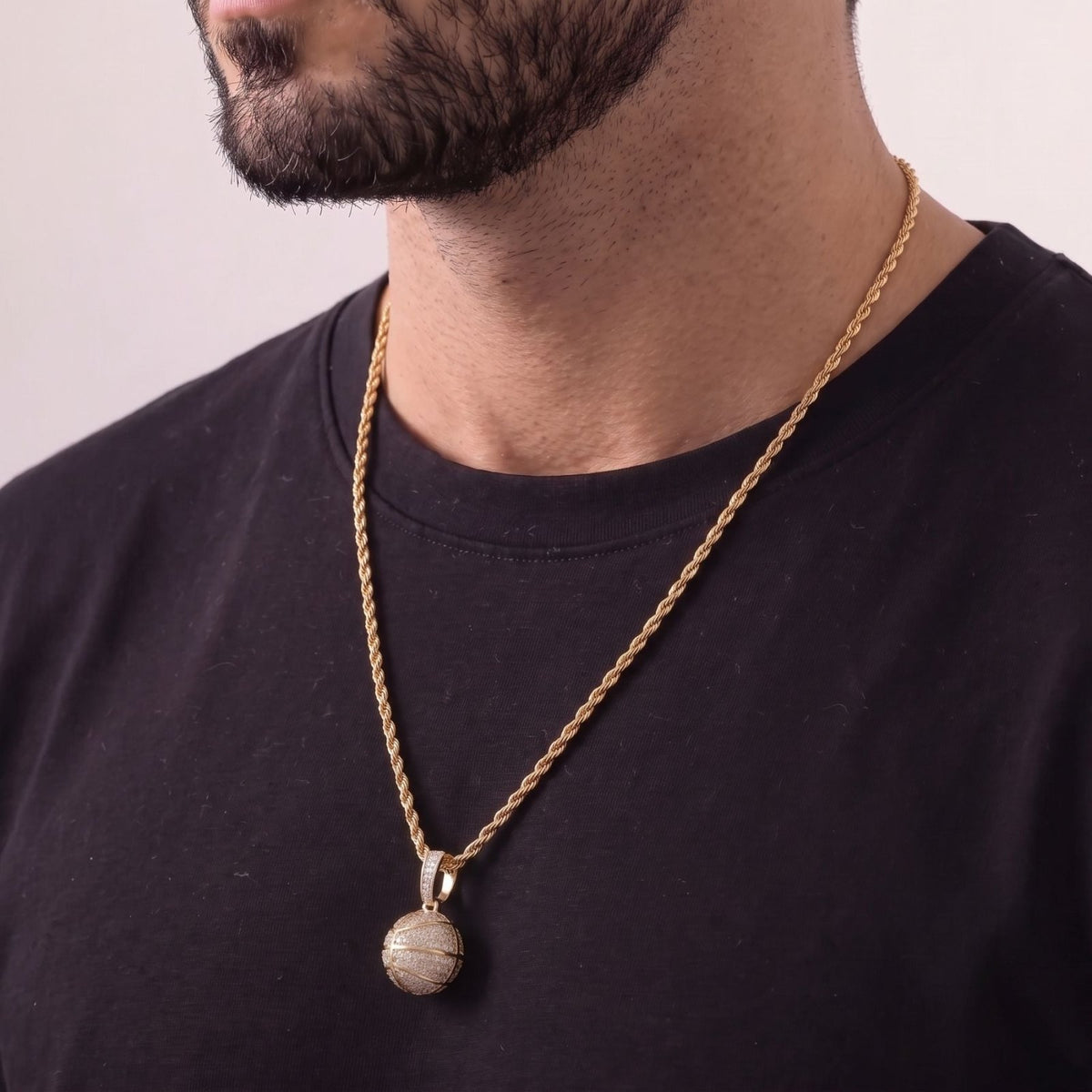 Collier basketball hip-hop pour homme, en cuivre serti de zircons, pendentif ballon scintillant et chaîne torsadée