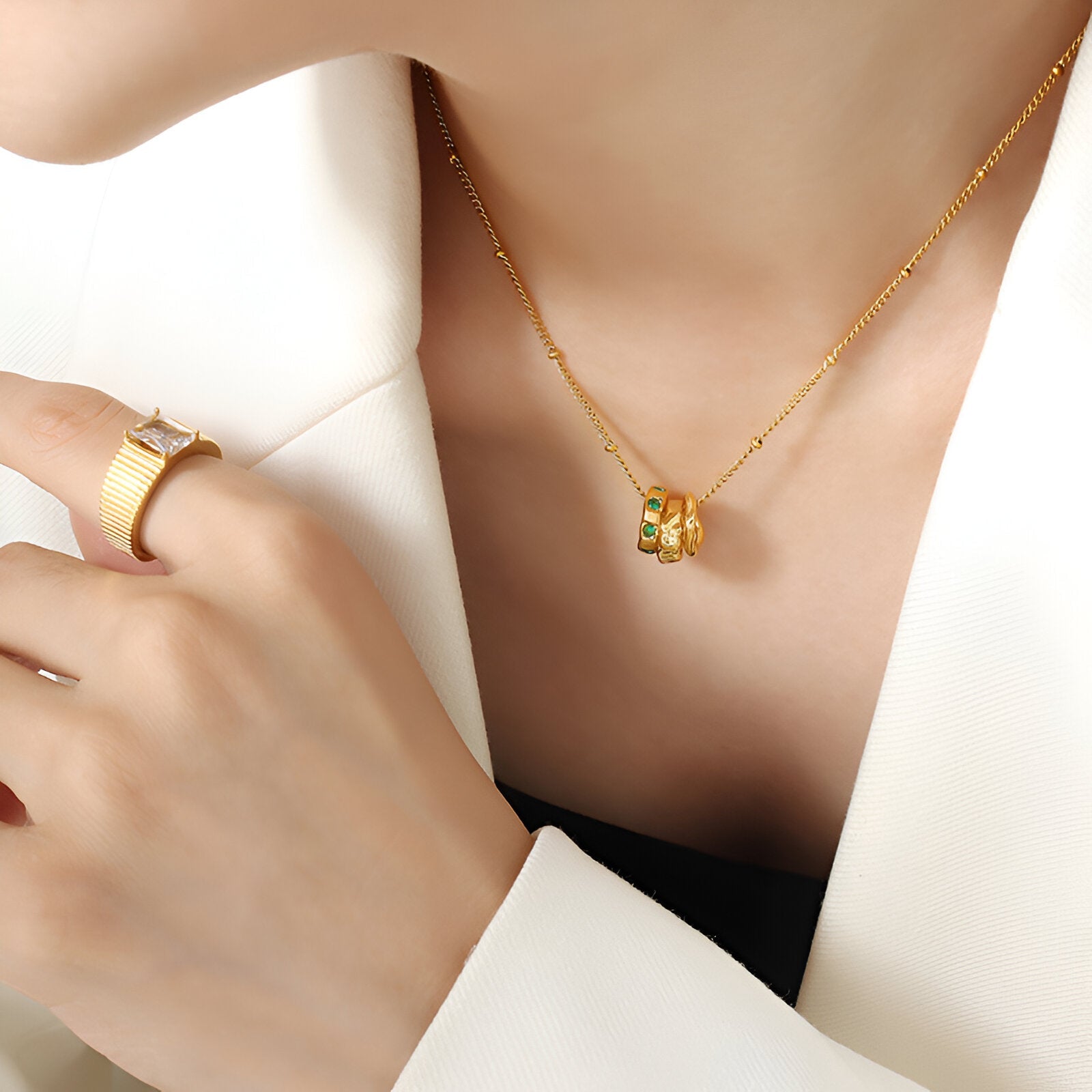 Collier bijou doré trois anneaux entrelacés, strass verts, style contemporain féminin, modèle Yara