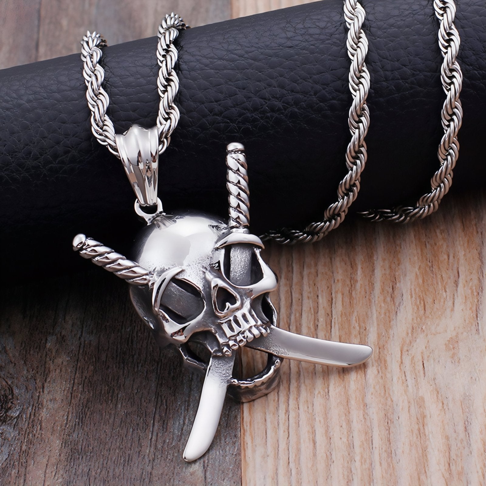 Collier biker pour homme, avec pendentif tête de mort à double épée, en acier inoxydable