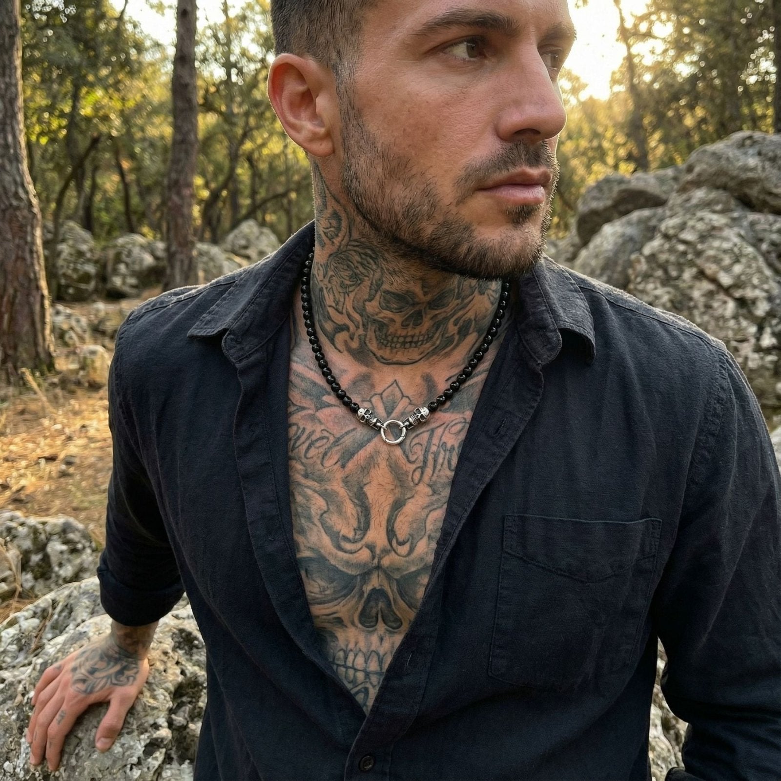 Collier biker pour homme avec perles de verre, fermoir anneau avec têtes de mort, en acier inoxydable