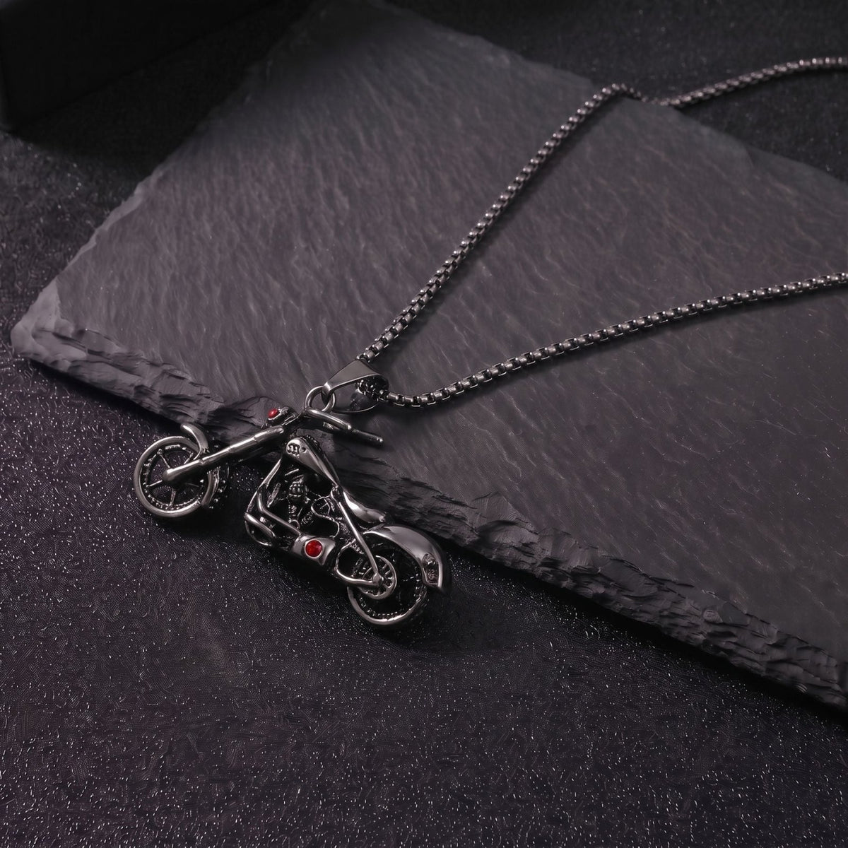 Collier biker pour homme, en acier inoxydable et titane, pendentif moto chopper avec pierres rouges