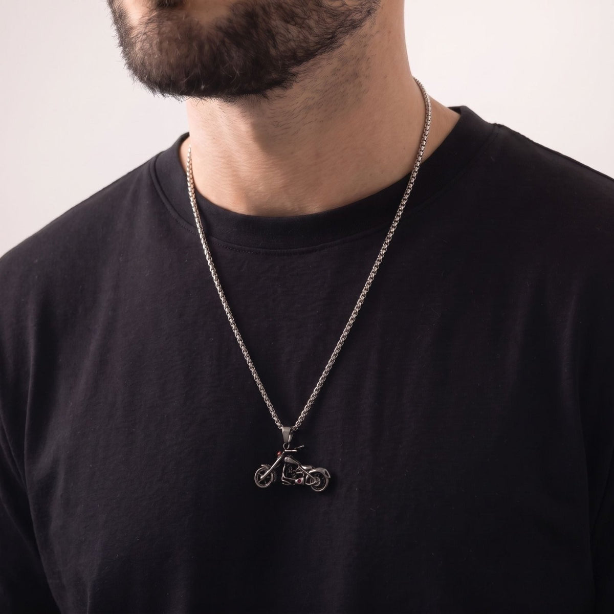 Collier biker pour homme, en acier inoxydable et titane, pendentif moto chopper avec pierres rouges