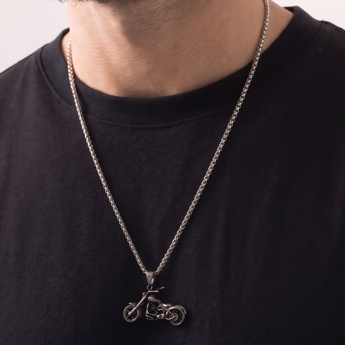 Collier biker pour homme, en acier inoxydable et titane, pendentif moto chopper avec pierres rouges