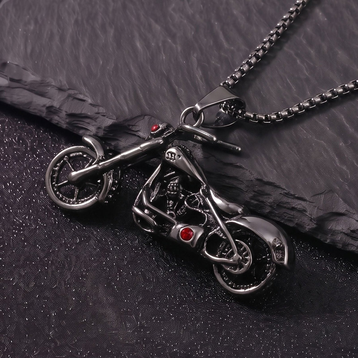 Collier biker pour homme, en acier inoxydable et titane, pendentif moto chopper avec pierres rouges