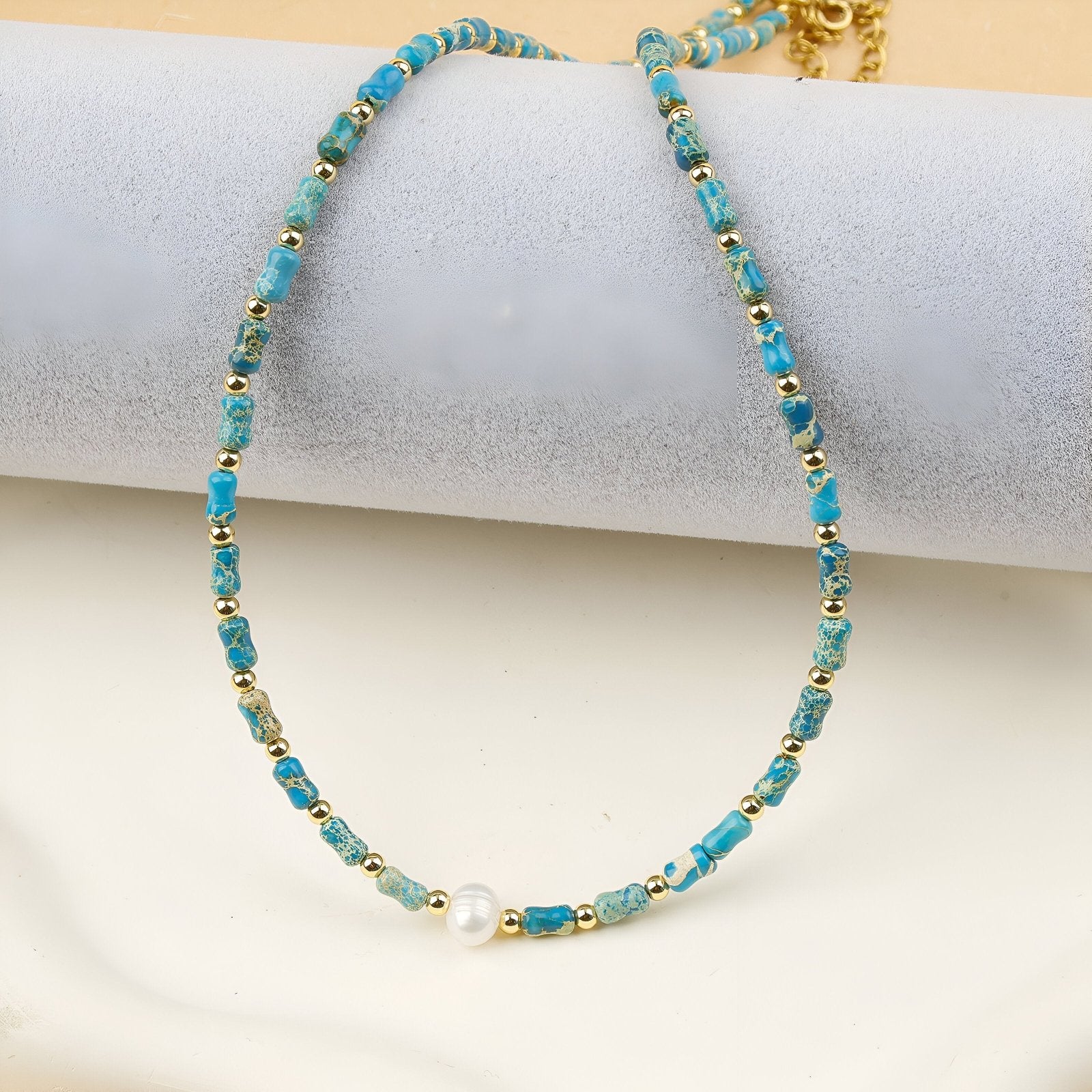 Collier bohème chic en pierres turquoise, style estival pour femme, modèle Miramar