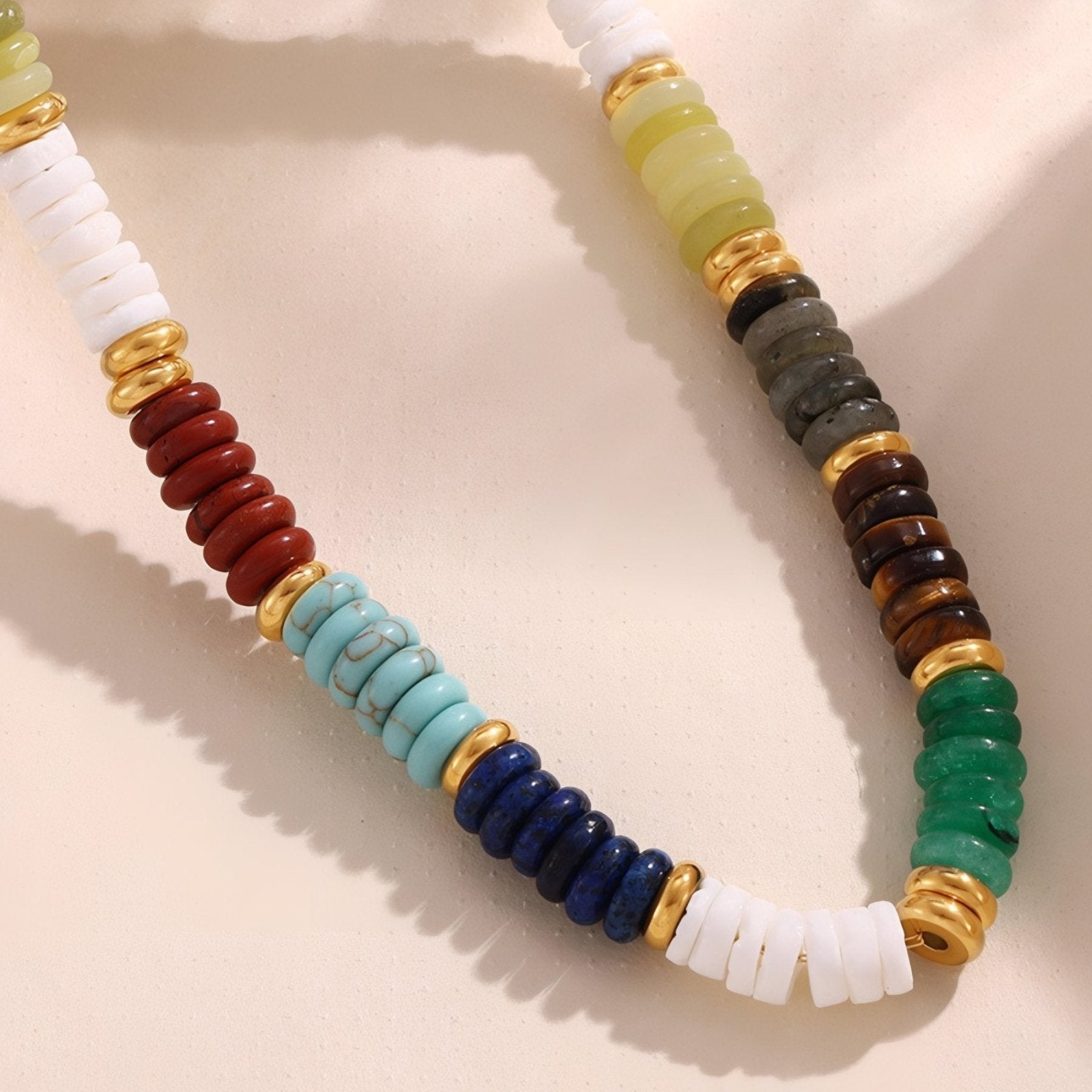 Collier bohème en pierres naturelles, perles rondelles et acier inoxydable plaqué or 18K